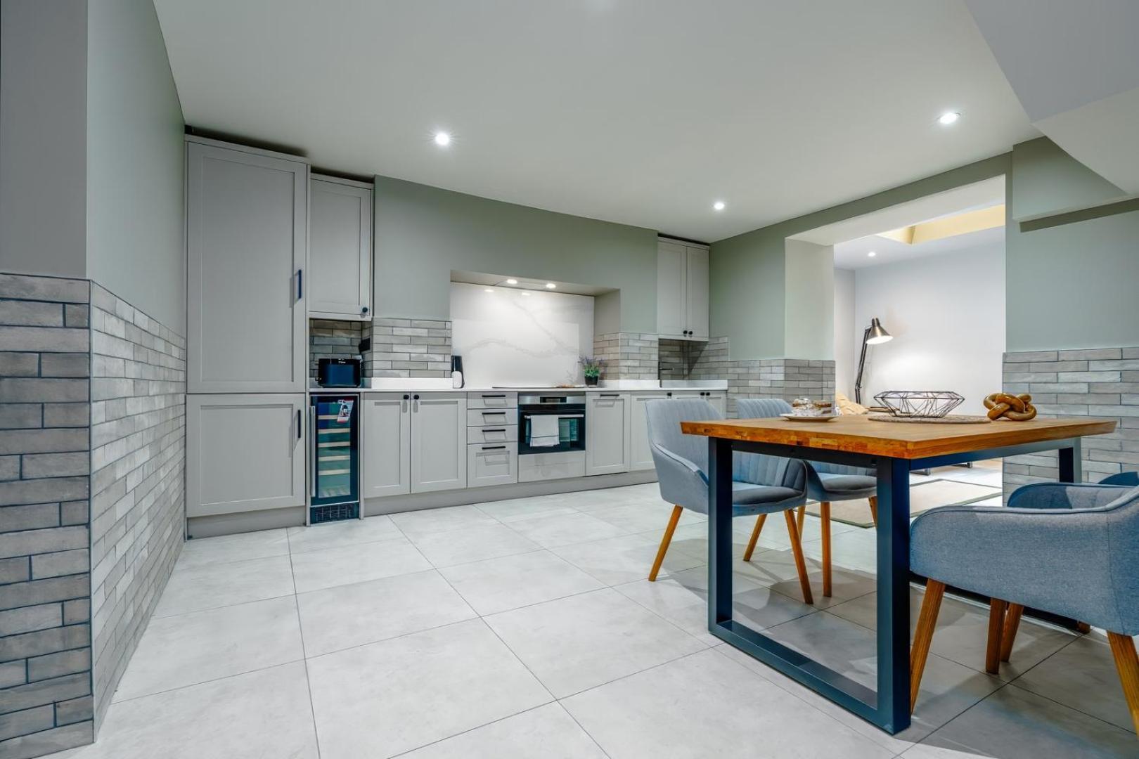 Stylish Stokes Croft Apartment, private hot tub