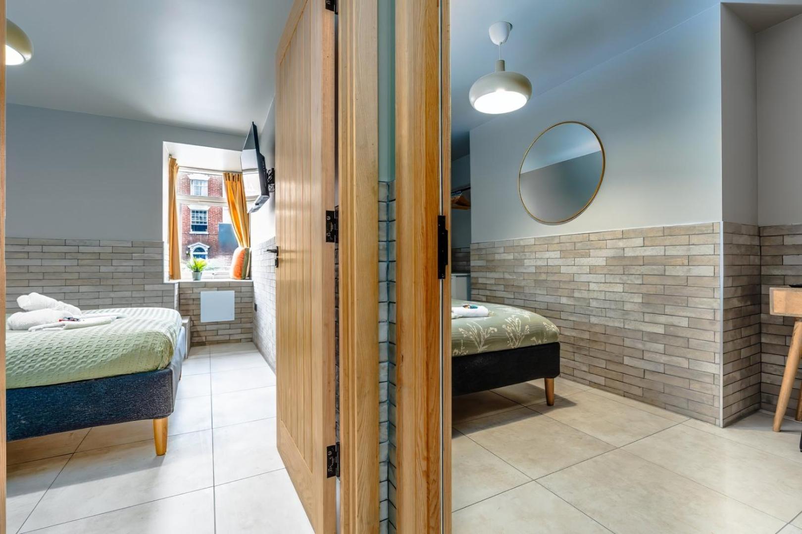 Stylish Stokes Croft Apartment, private hot tub