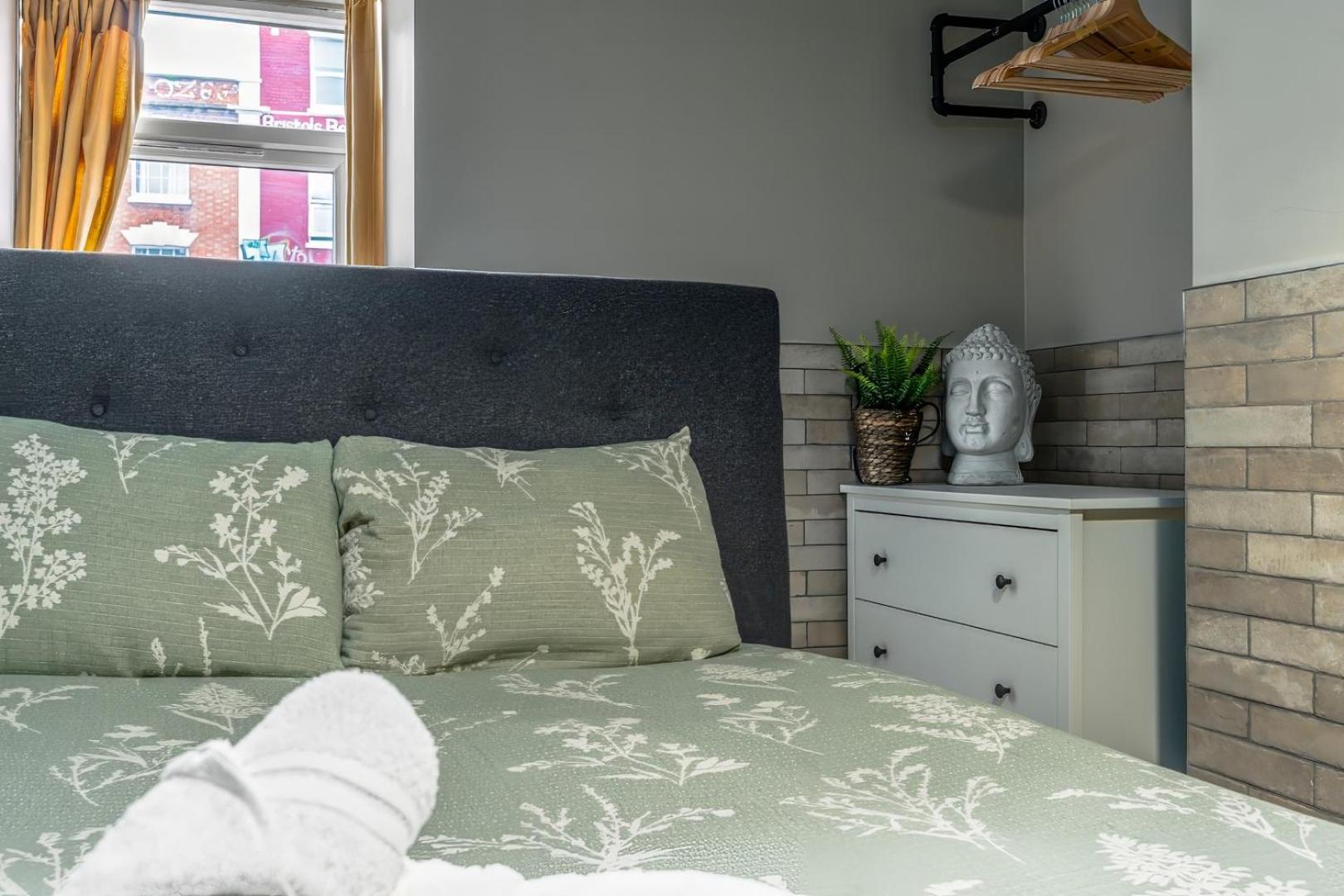 Stylish Stokes Croft Apartment, private hot tub