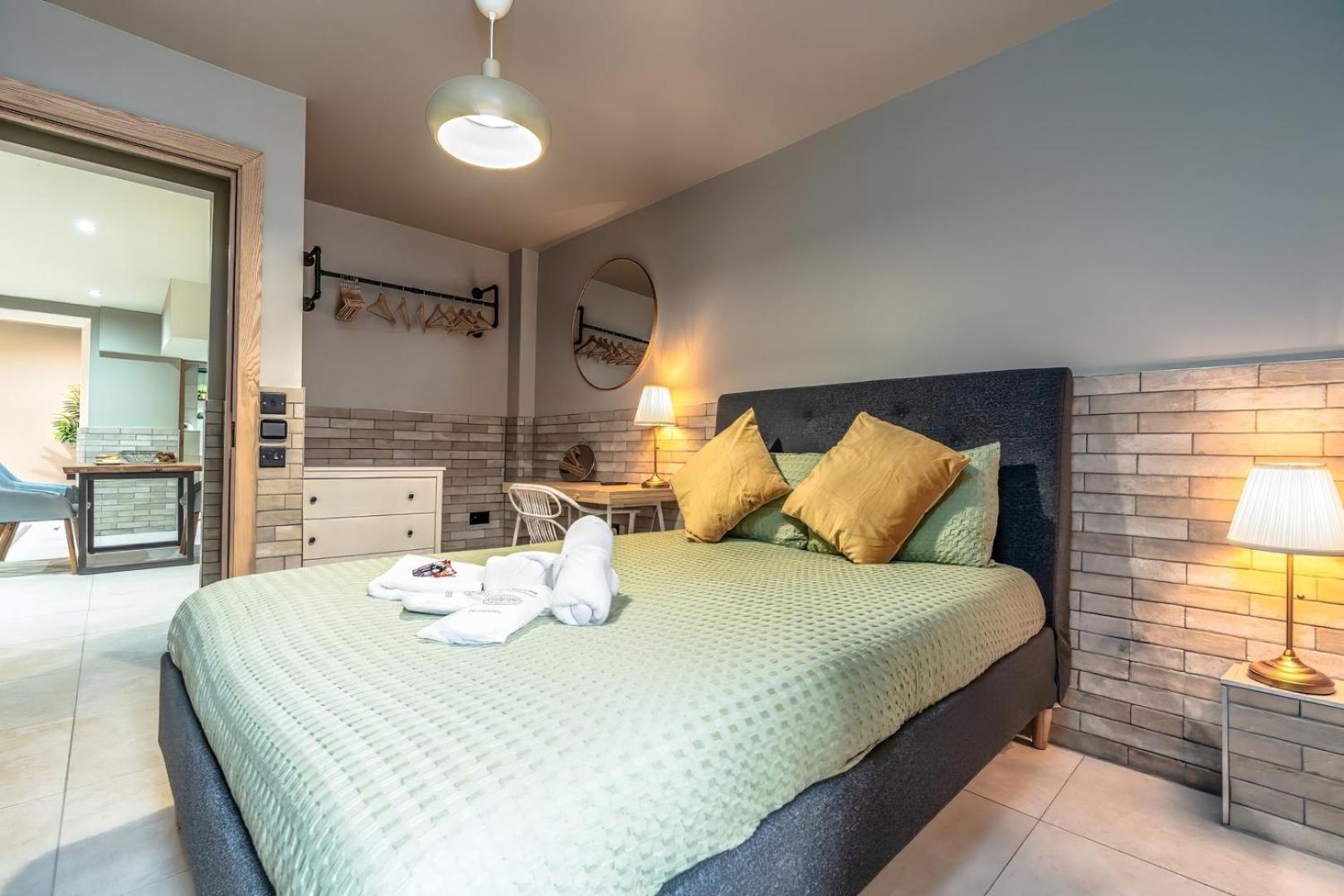 Stylish Stokes Croft Apartment, private hot tub