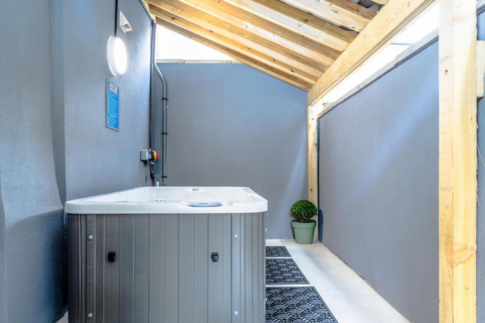 Stylish Stokes Croft Apartment, private hot tub