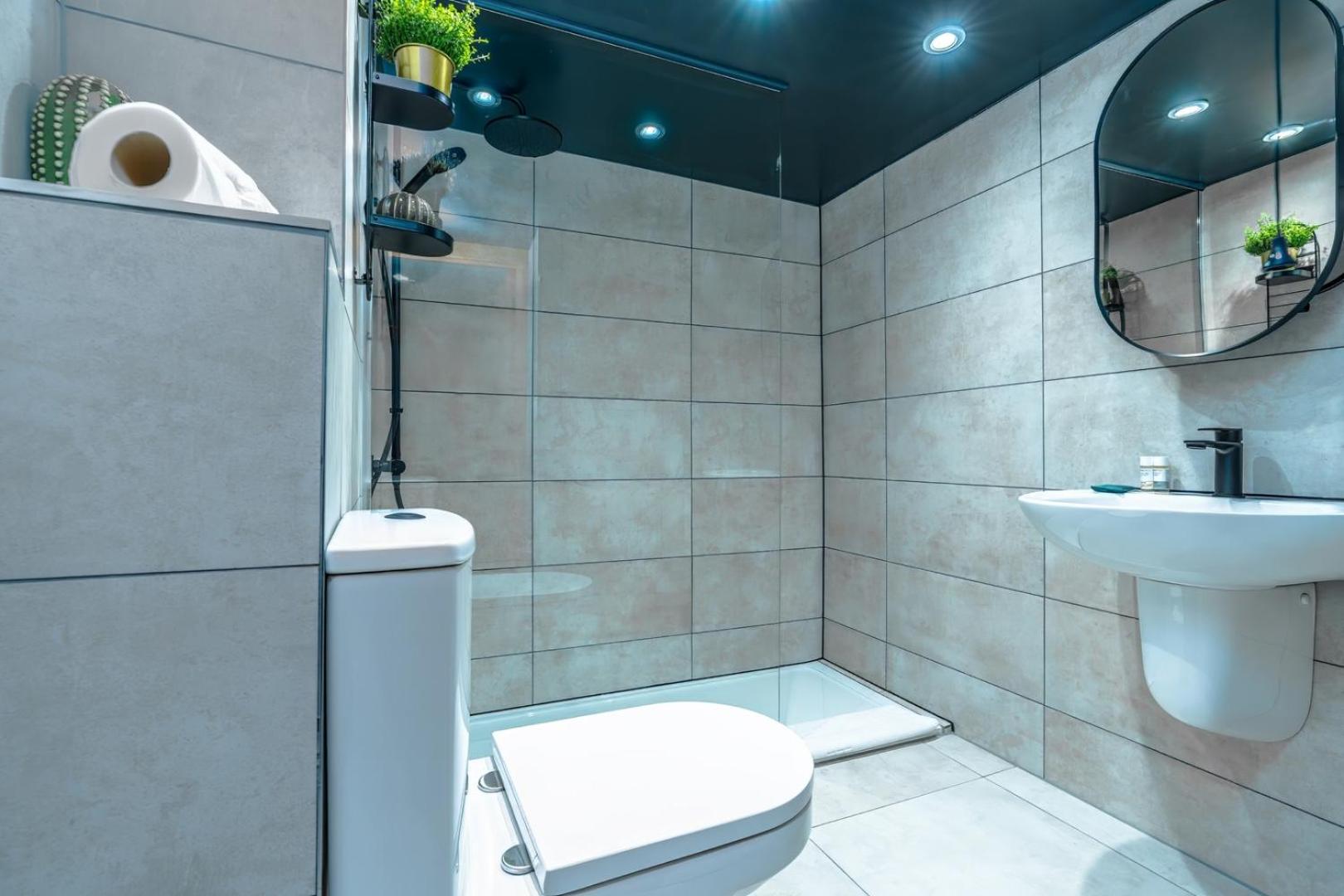 Stylish Stokes Croft Apartment, private hot tub