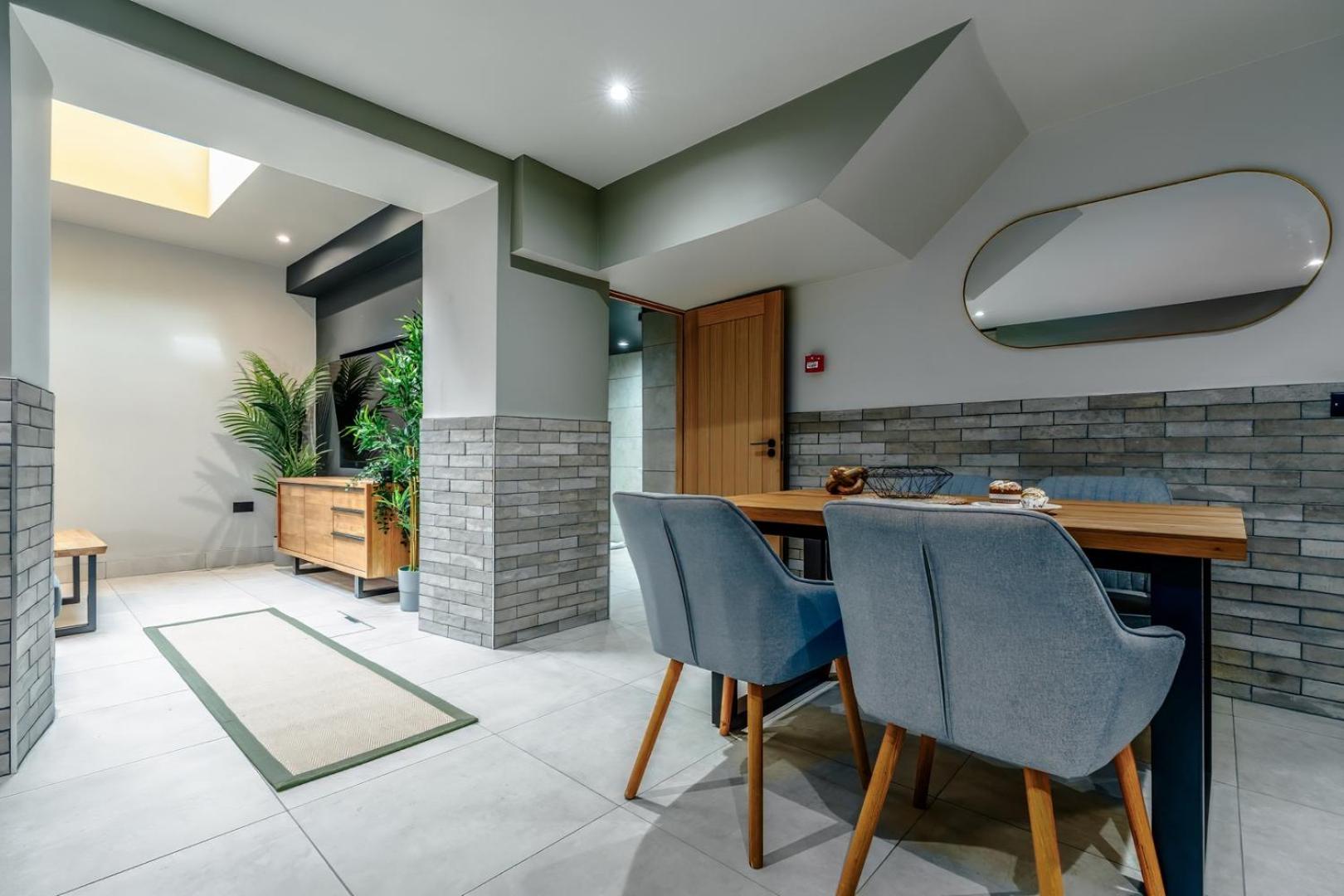 Stylish Stokes Croft Apartment, private hot tub