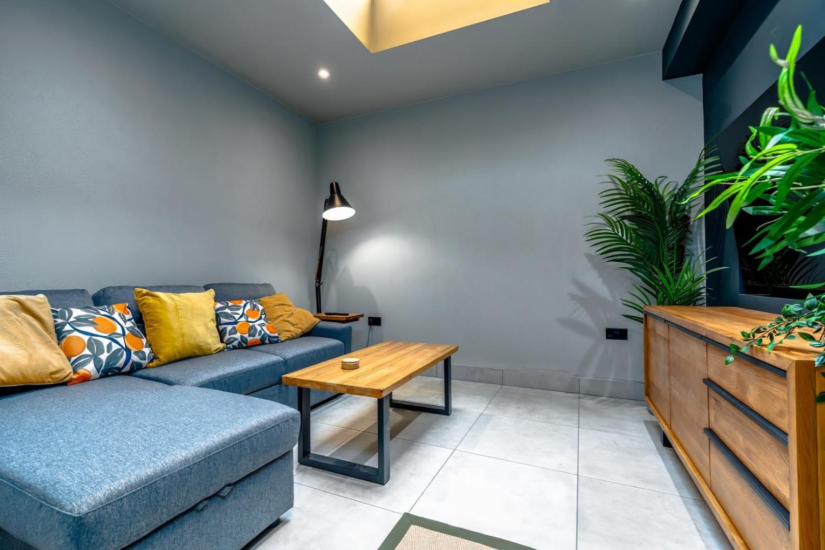Stylish Stokes Croft Apartment, private hot tub