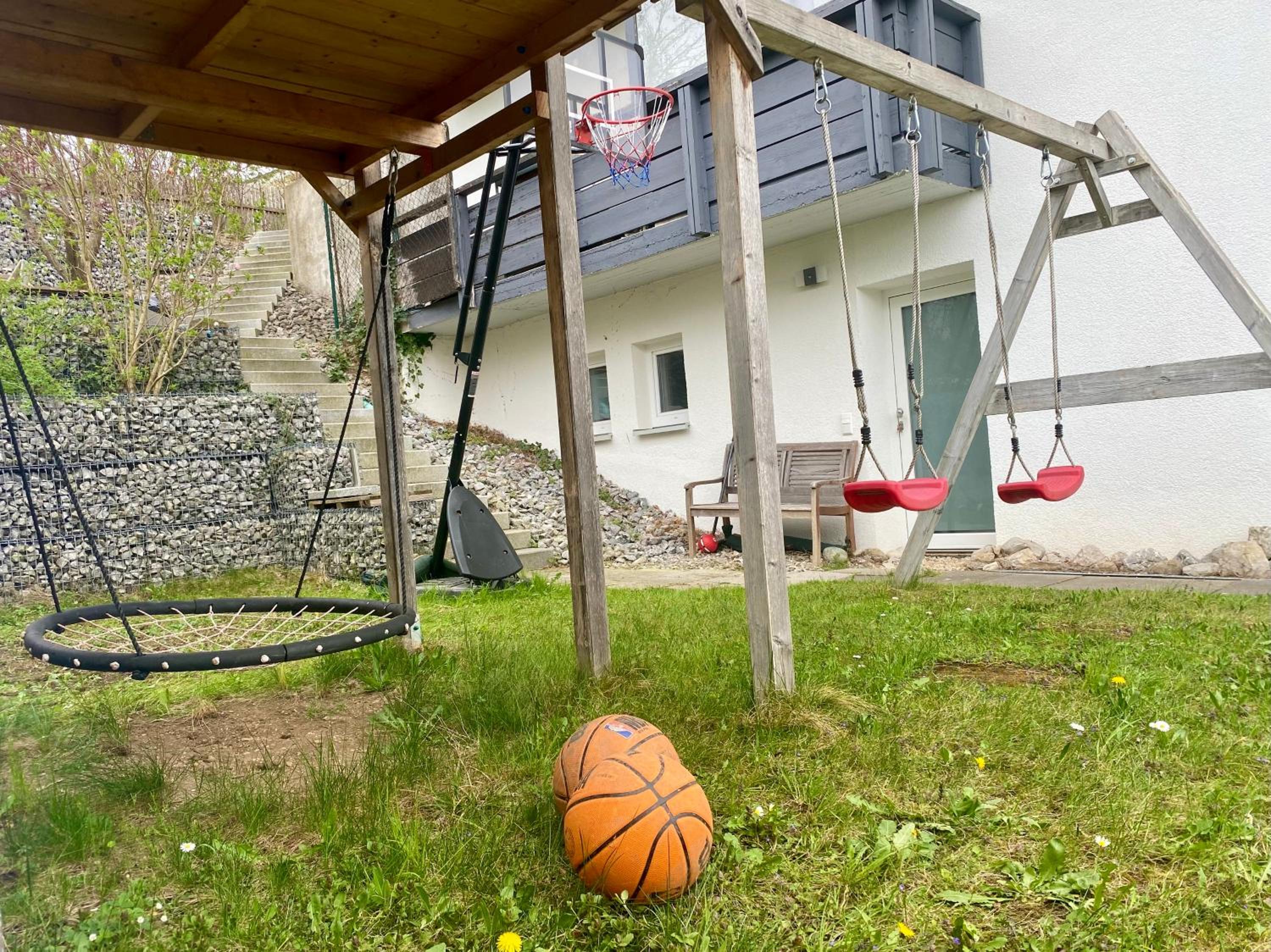 Gemütliche und voll ausgestatette 2 Zimmer Ferienwohnung am Wörthsee mit Terrasse, Grill, Schaukel, Doppelbett oder getrennte Betten fußläufig zu S-Bahn na