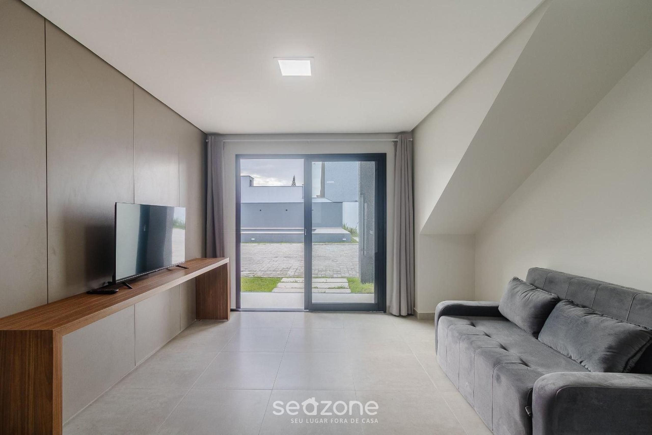 Apartments with swimming pool 700m from Taperapuan Beach NVM0009