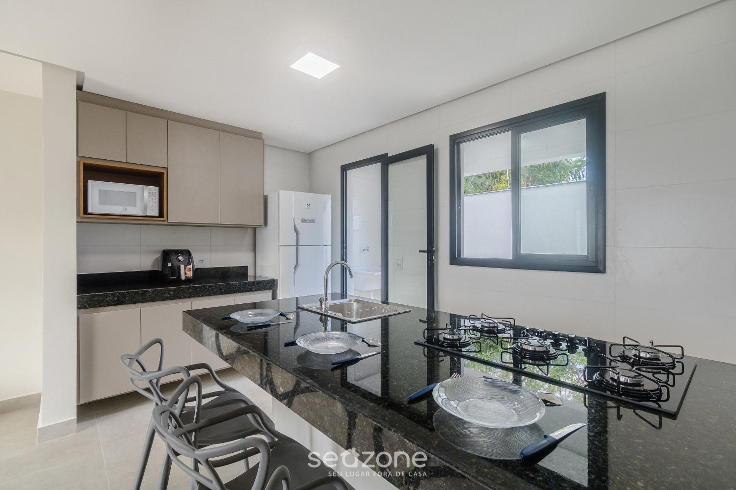Apartments with swimming pool 700m from Taperapuan Beach NVM0009