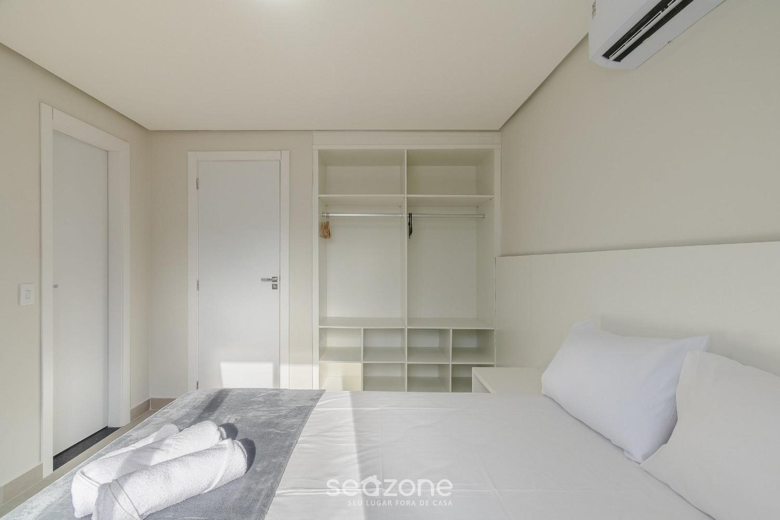 Apartments with swimming pool 700m from Taperapuan Beach NVM0009