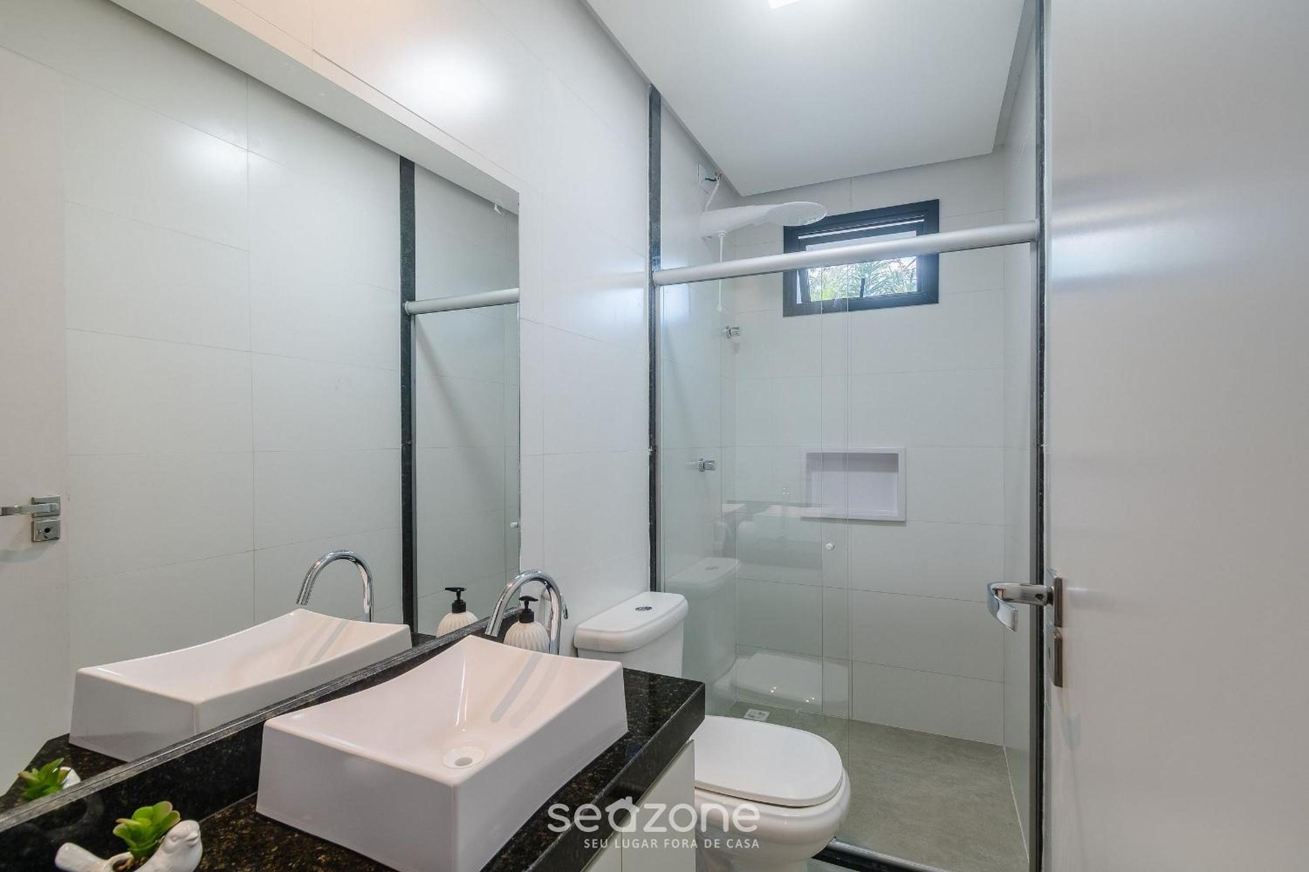 Apartments with swimming pool 700m from Taperapuan Beach NVM0009