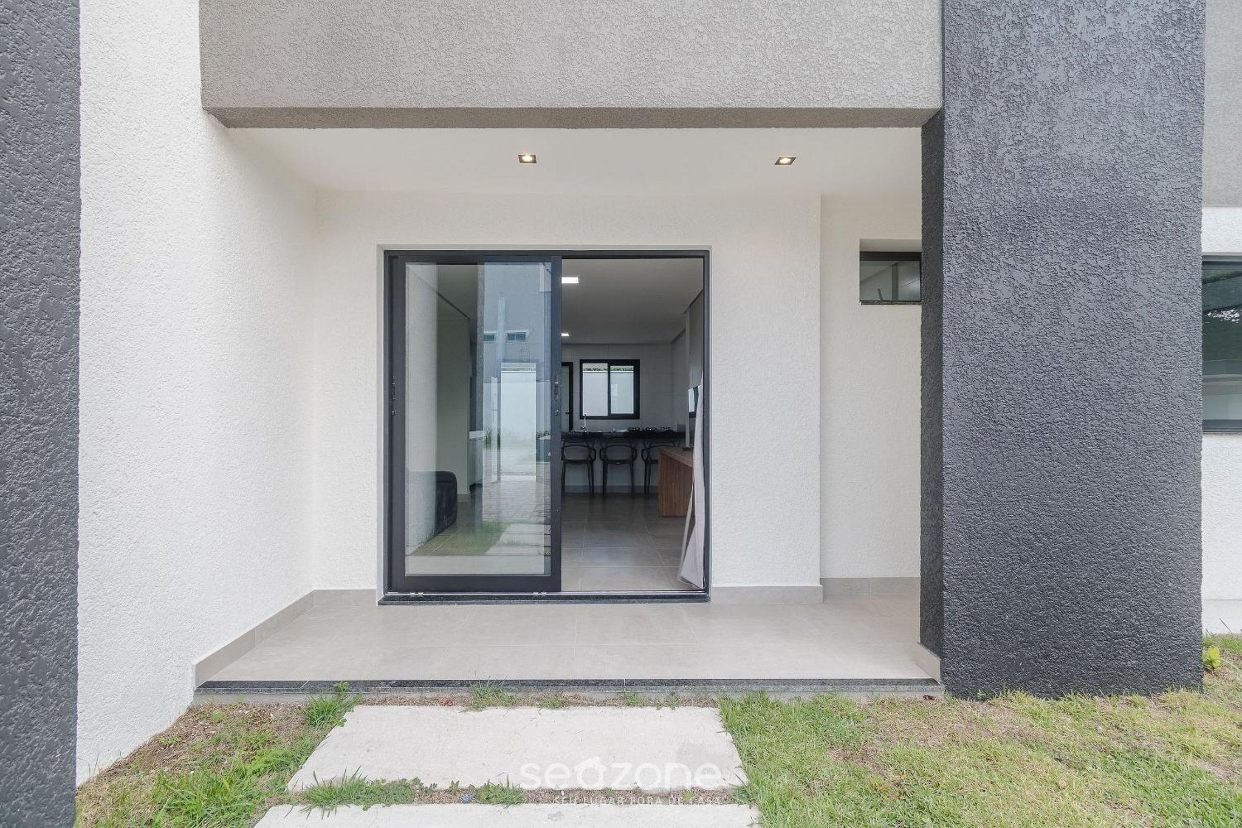 Apartments with swimming pool 700m from Taperapuan Beach NVM0009