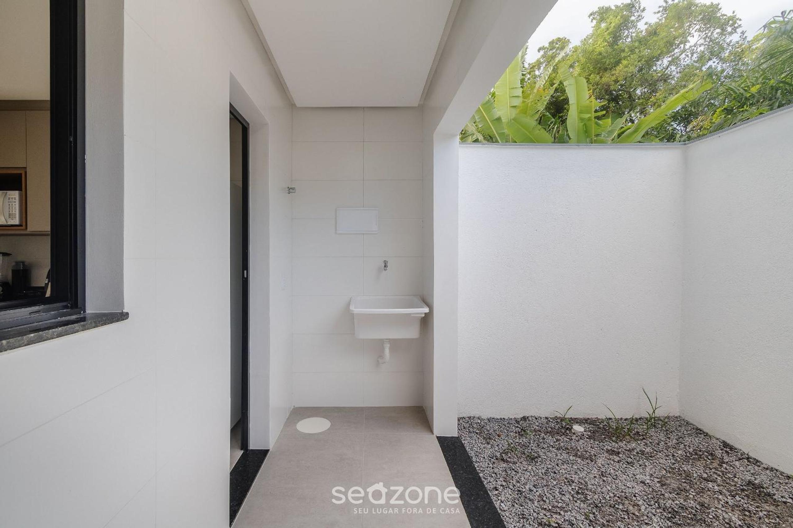Apartments with swimming pool 700m from Taperapuan Beach NVM0009
