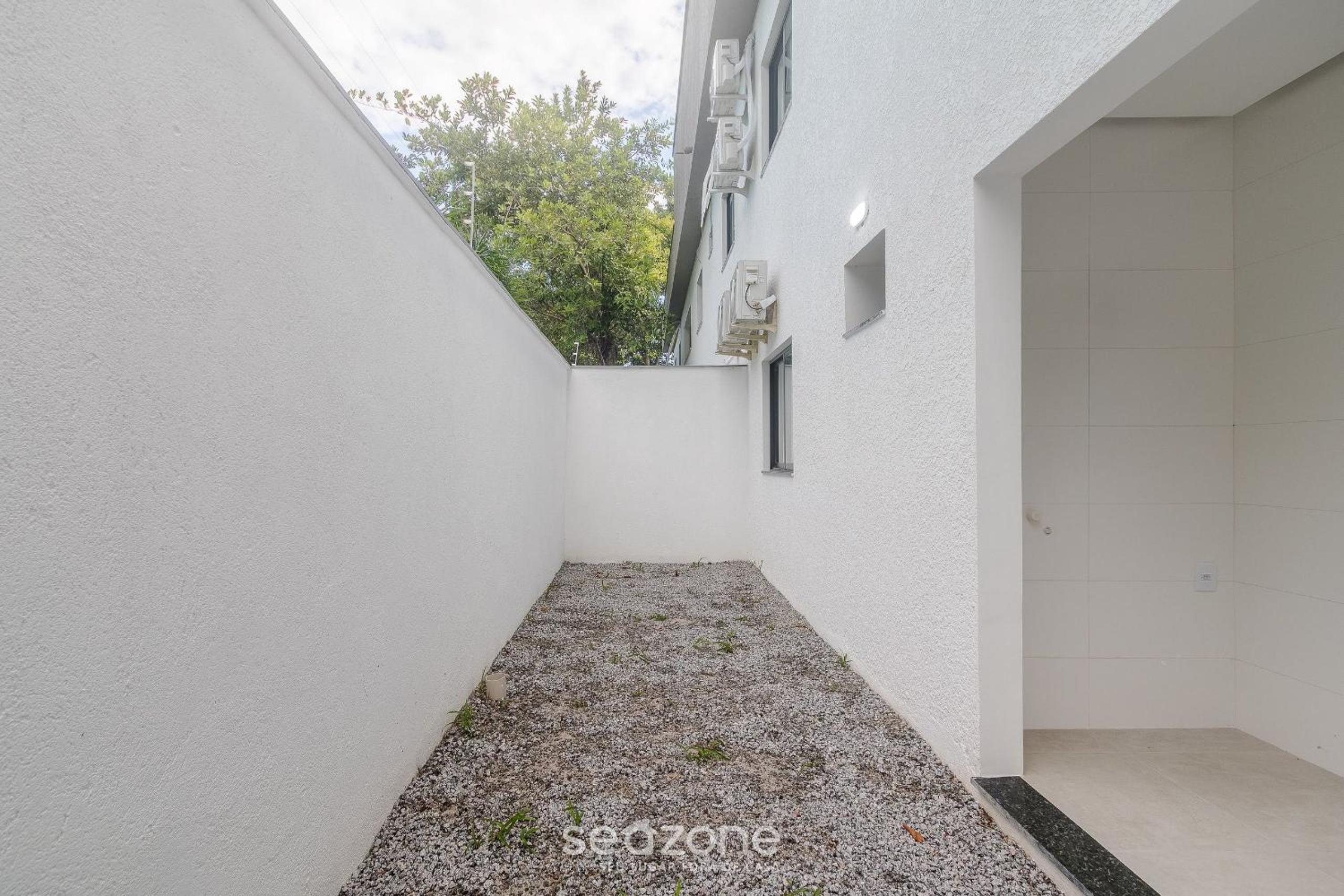 Apartments with swimming pool 700m from Taperapuan Beach NVM0009