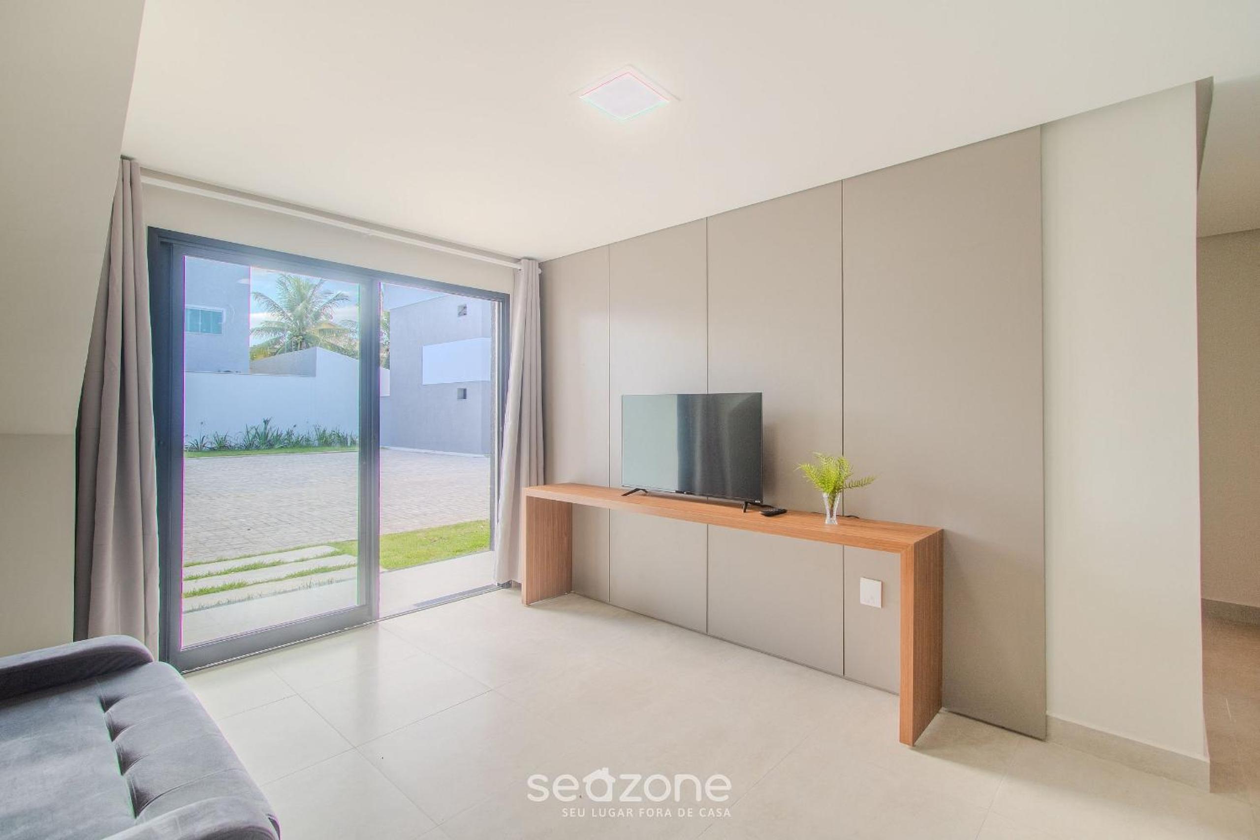 Apartments with swimming pool 700m from Taperapuan Beach NVM0009