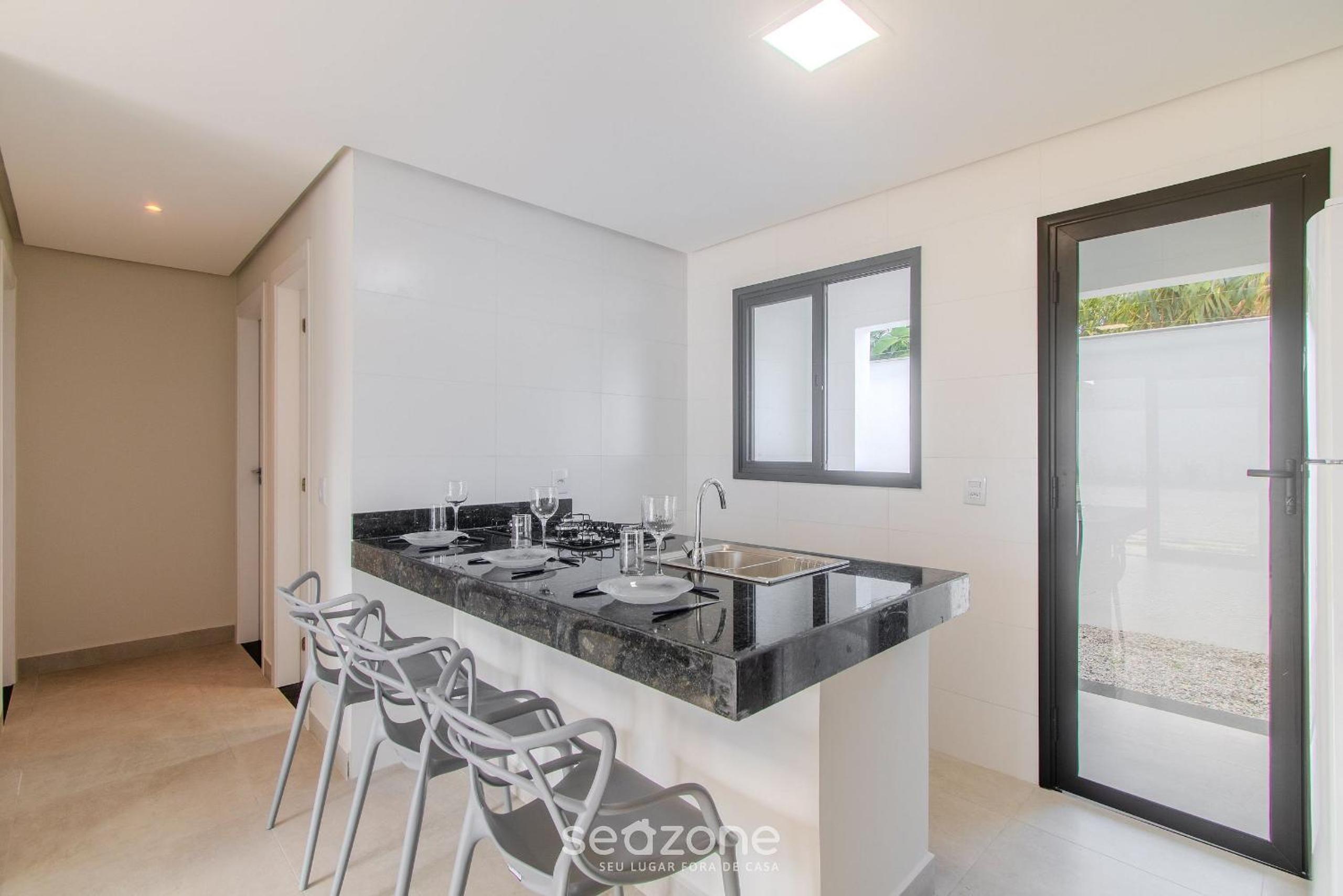 Apartments with swimming pool 700m from Taperapuan Beach NVM0009