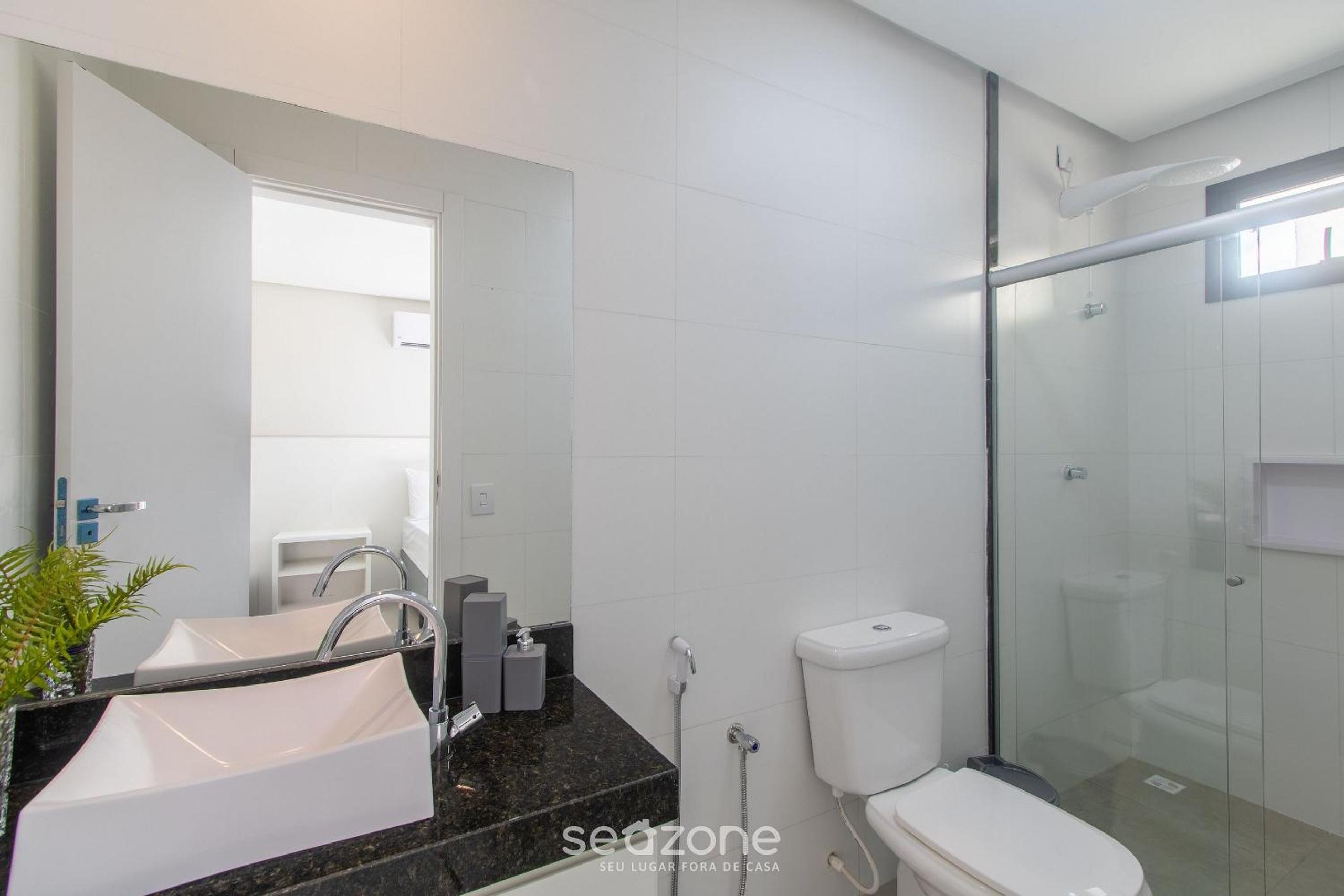 Apartments with swimming pool 700m from Taperapuan Beach NVM0009
