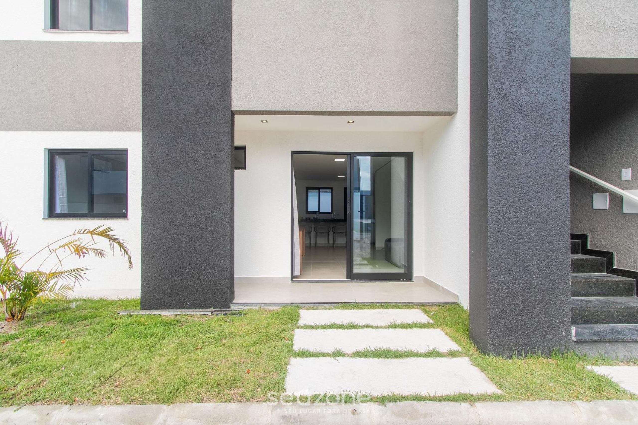 Apartments with swimming pool 700m from Taperapuan Beach NVM0009