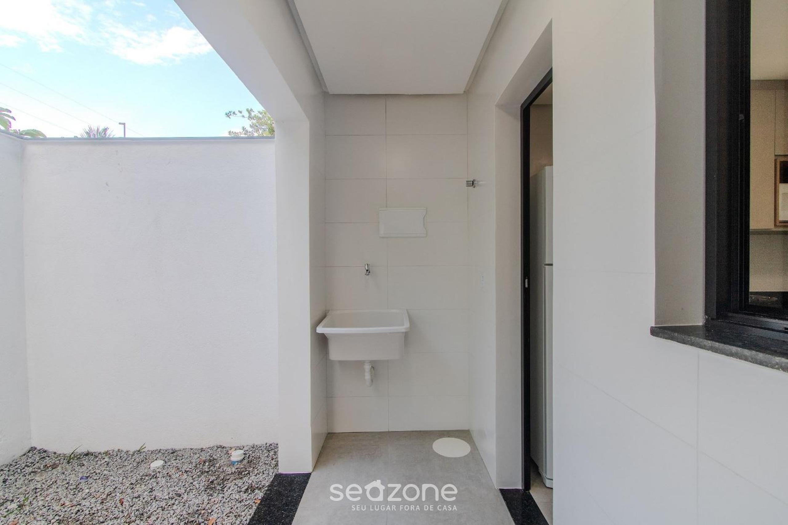Apartments with swimming pool 700m from Taperapuan Beach NVM0009