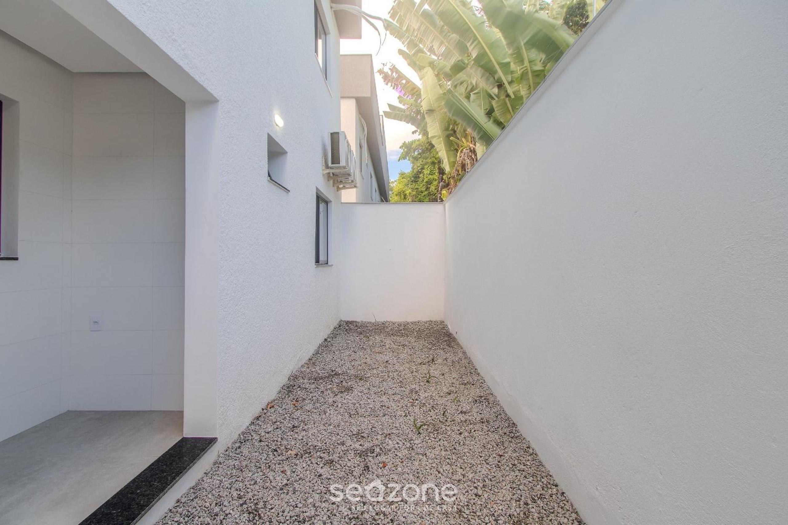 Apartments with swimming pool 700m from Taperapuan Beach NVM0009