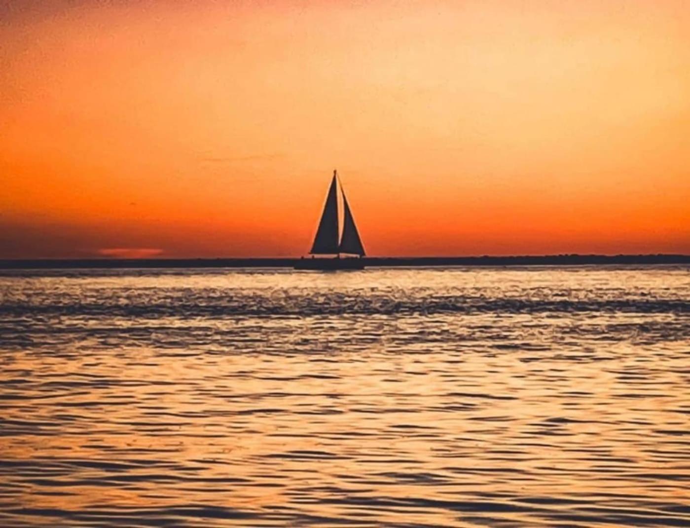 Stunning Sunsets 7TH FL King Suite 2BR 2BA Pools Beach Balcony Sleeps 5