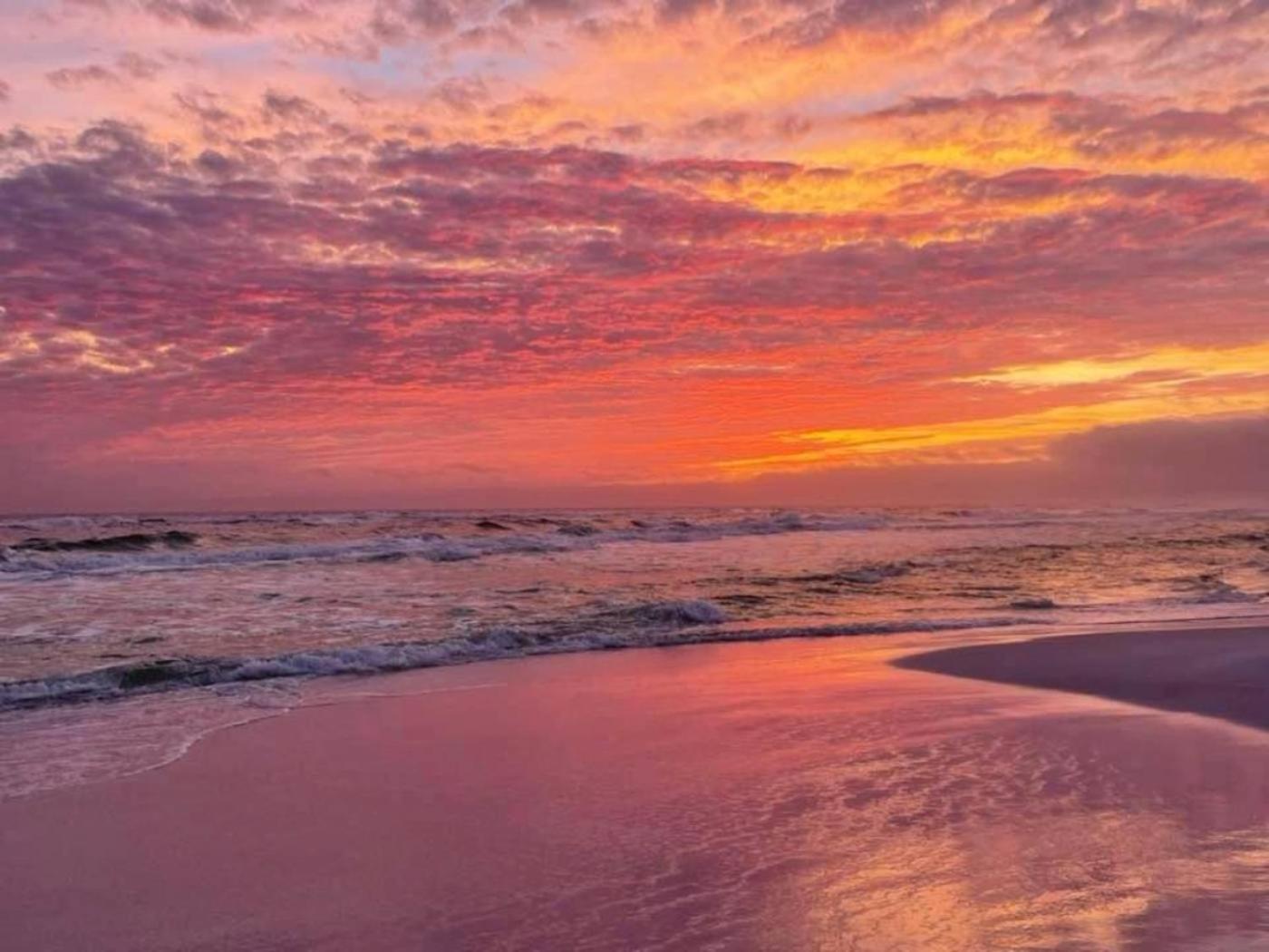 Stunning Sunsets 7TH FL King Suite 2BR 2BA Pools Beach Balcony Sleeps 5