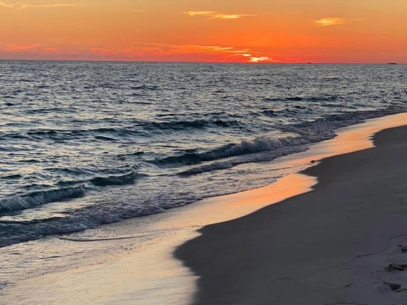 Stunning Sunsets 7TH FL King Suite 2BR 2BA Pools Beach Balcony Sleeps 5