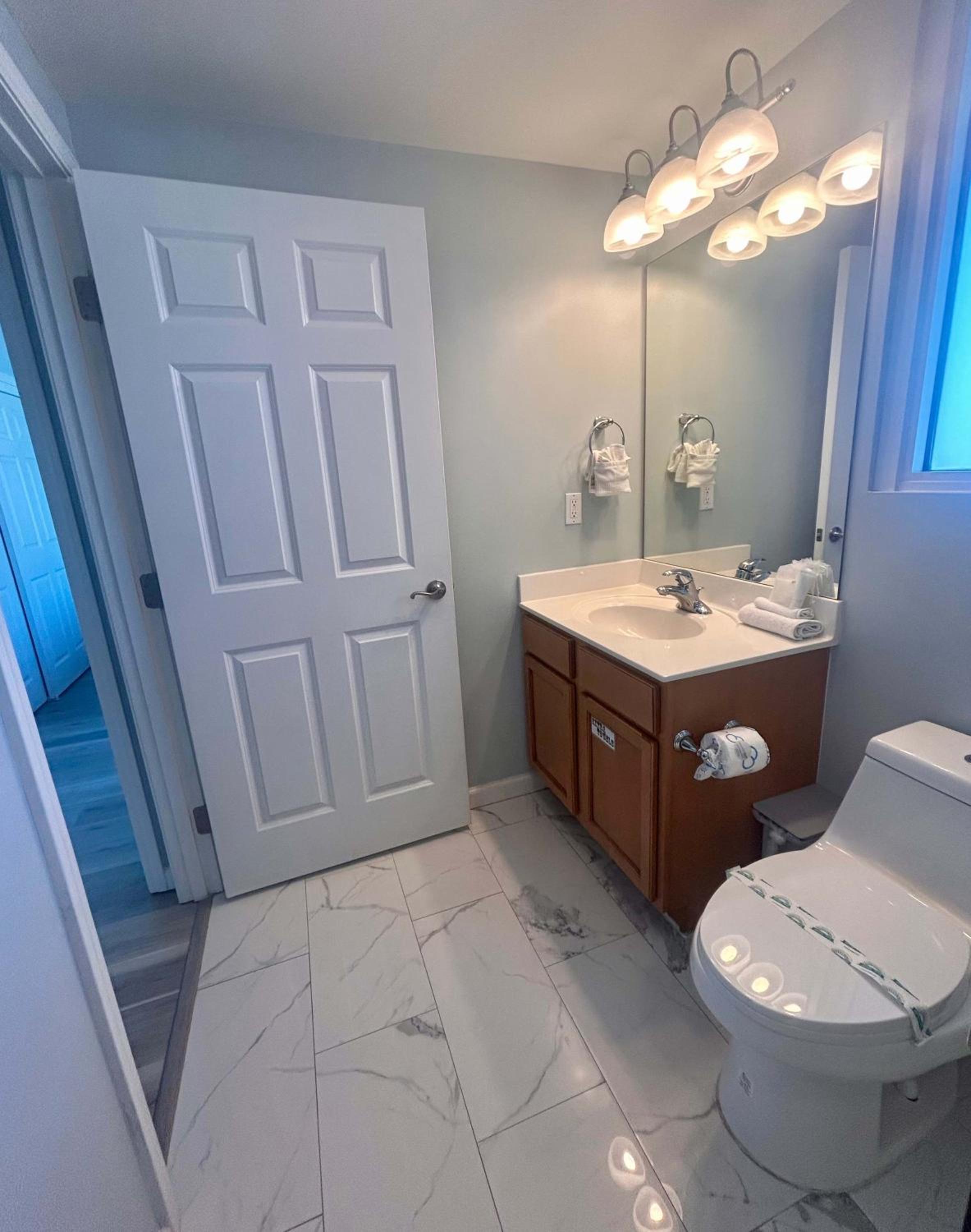 Palms Resort 2 BR King Suite Poolside Shuttle