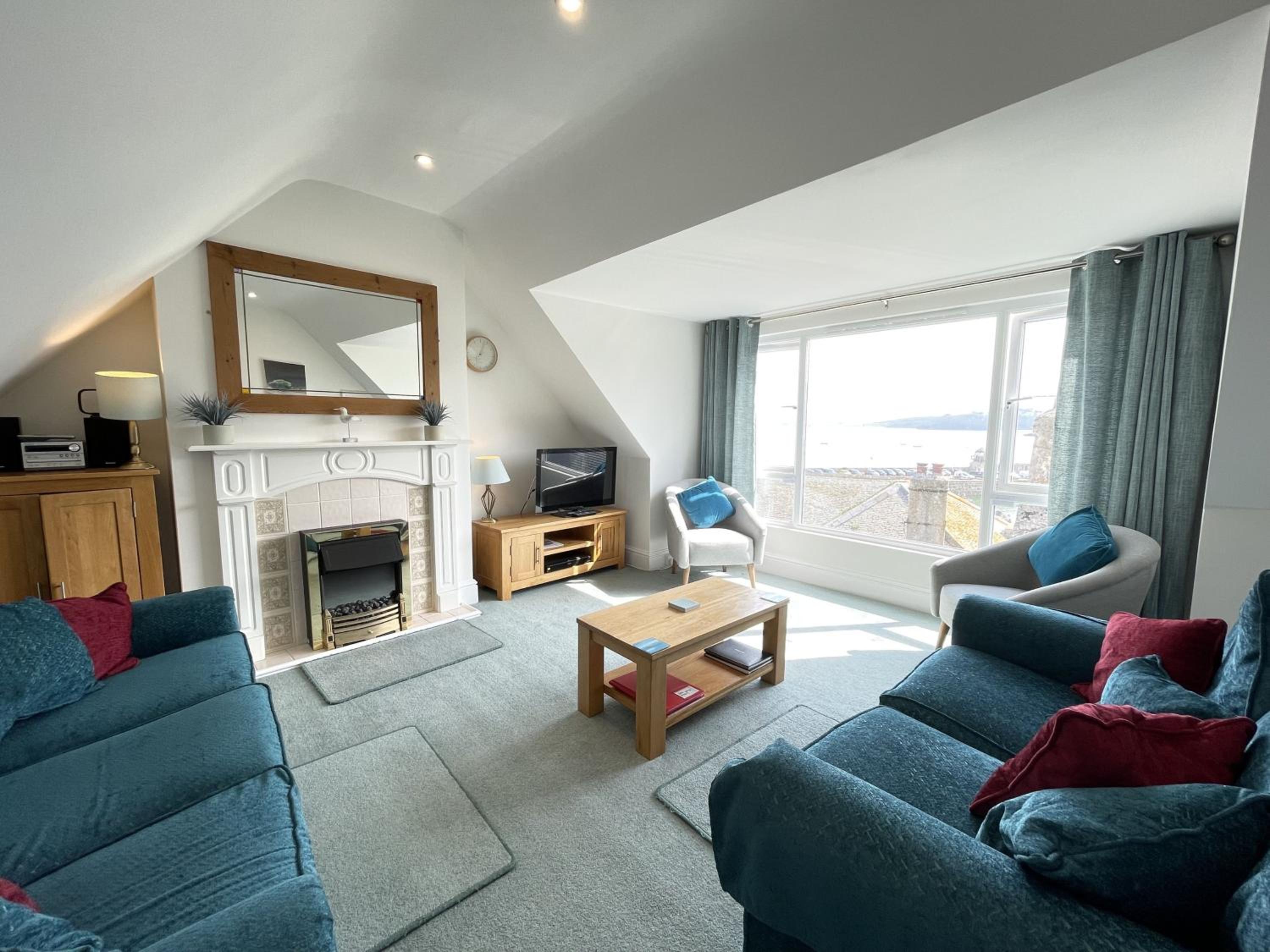 Upper Seaview in the heart of Downalong, Steps from Harbour & Beaches