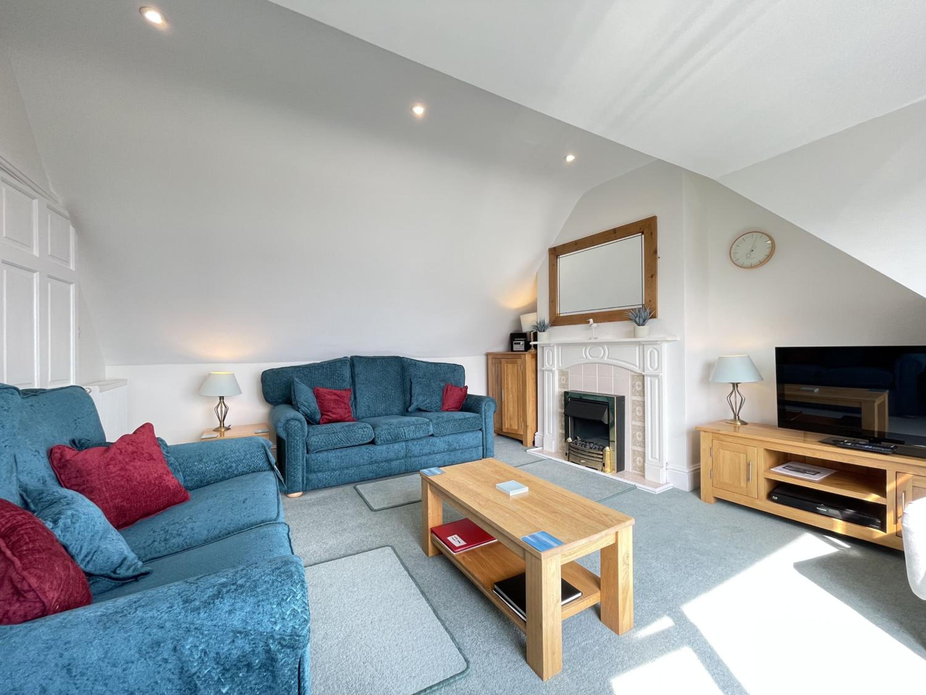 Upper Seaview in the heart of Downalong, Steps from Harbour & Beaches