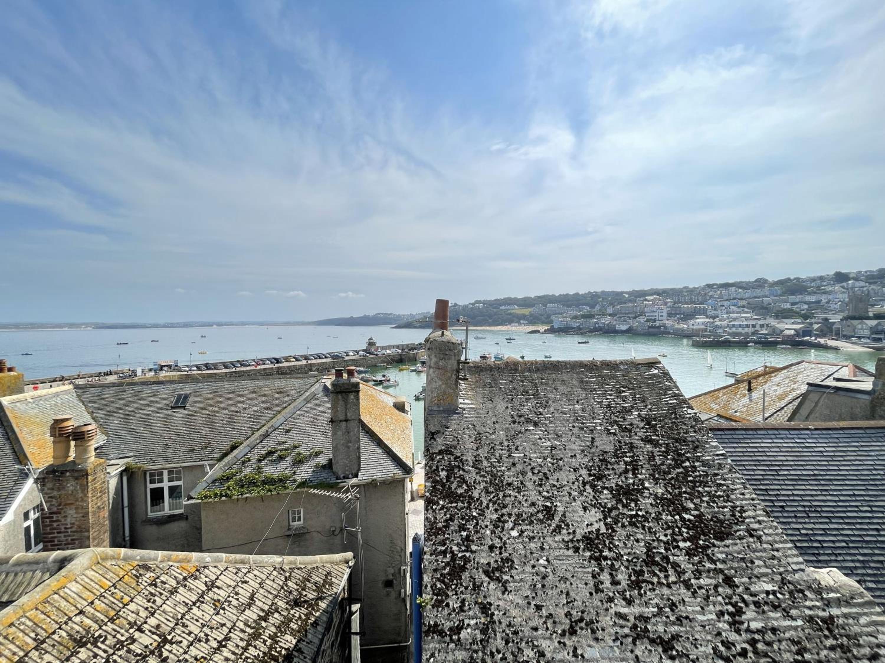 Upper Seaview in the heart of Downalong, Steps from Harbour & Beaches