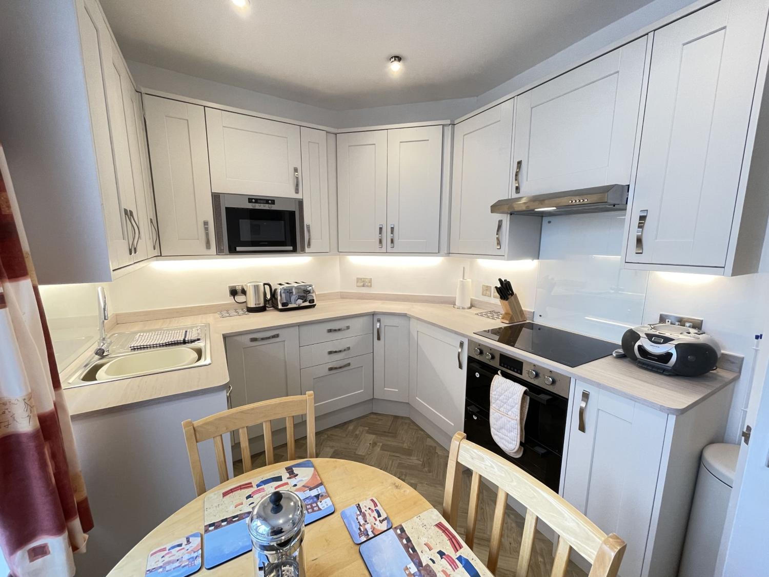 Upper Seaview in the heart of Downalong, Steps from Harbour & Beaches
