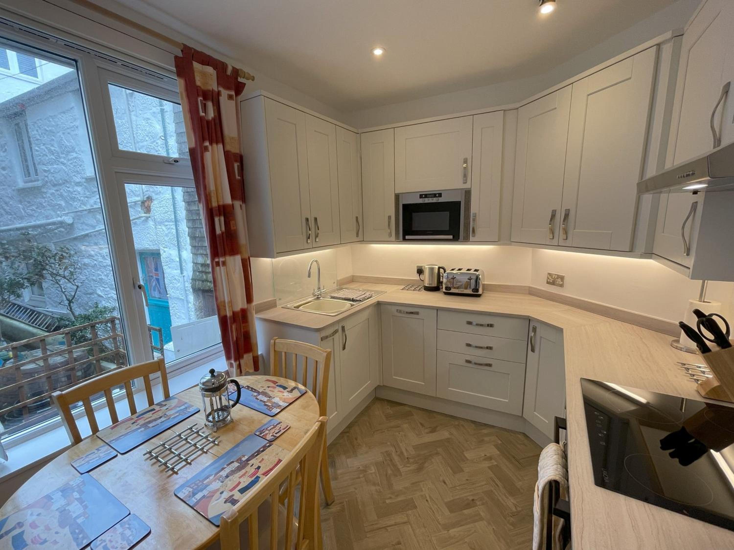 Upper Seaview in the heart of Downalong, Steps from Harbour & Beaches