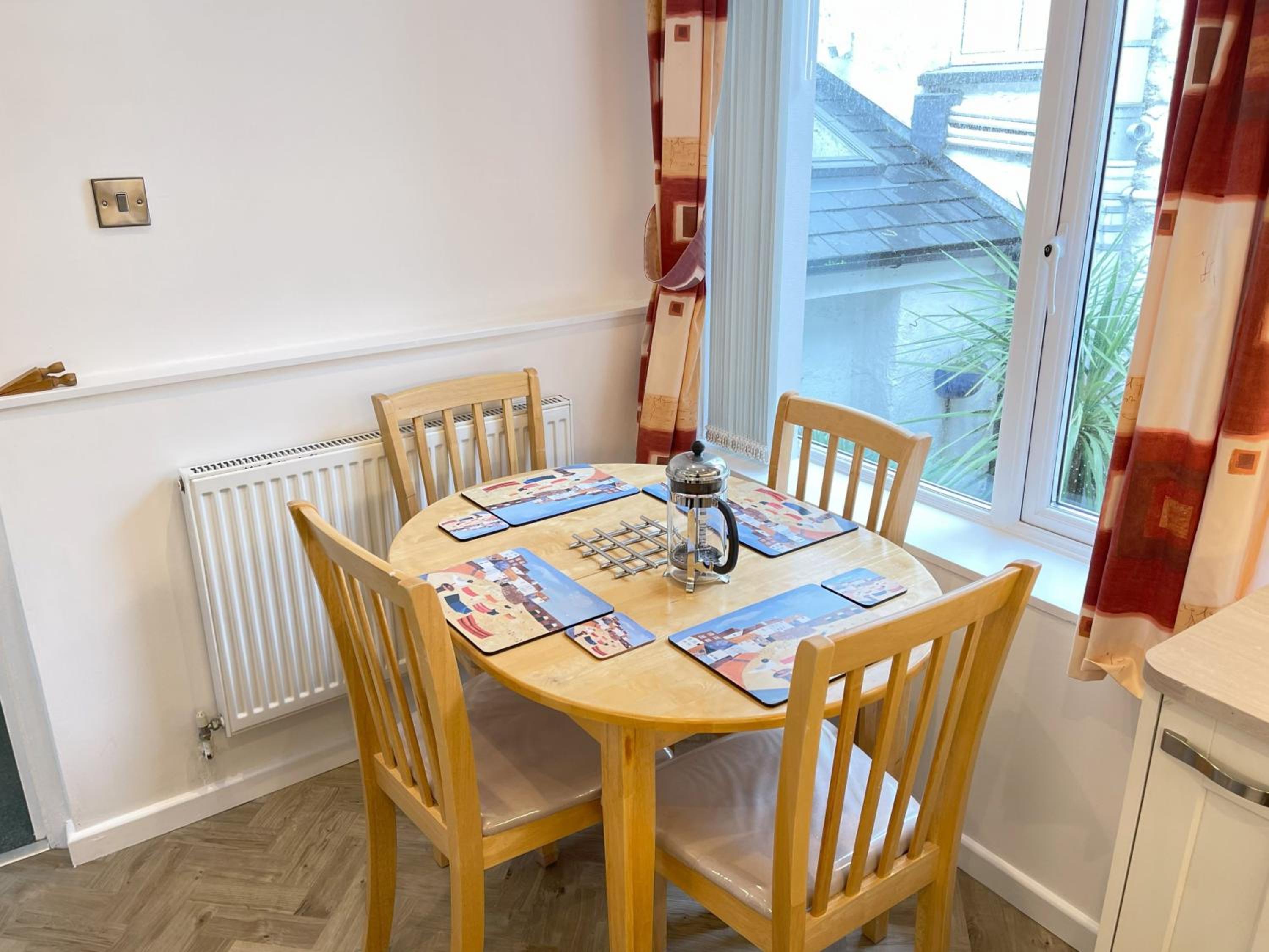 Upper Seaview in the heart of Downalong, Steps from Harbour & Beaches
