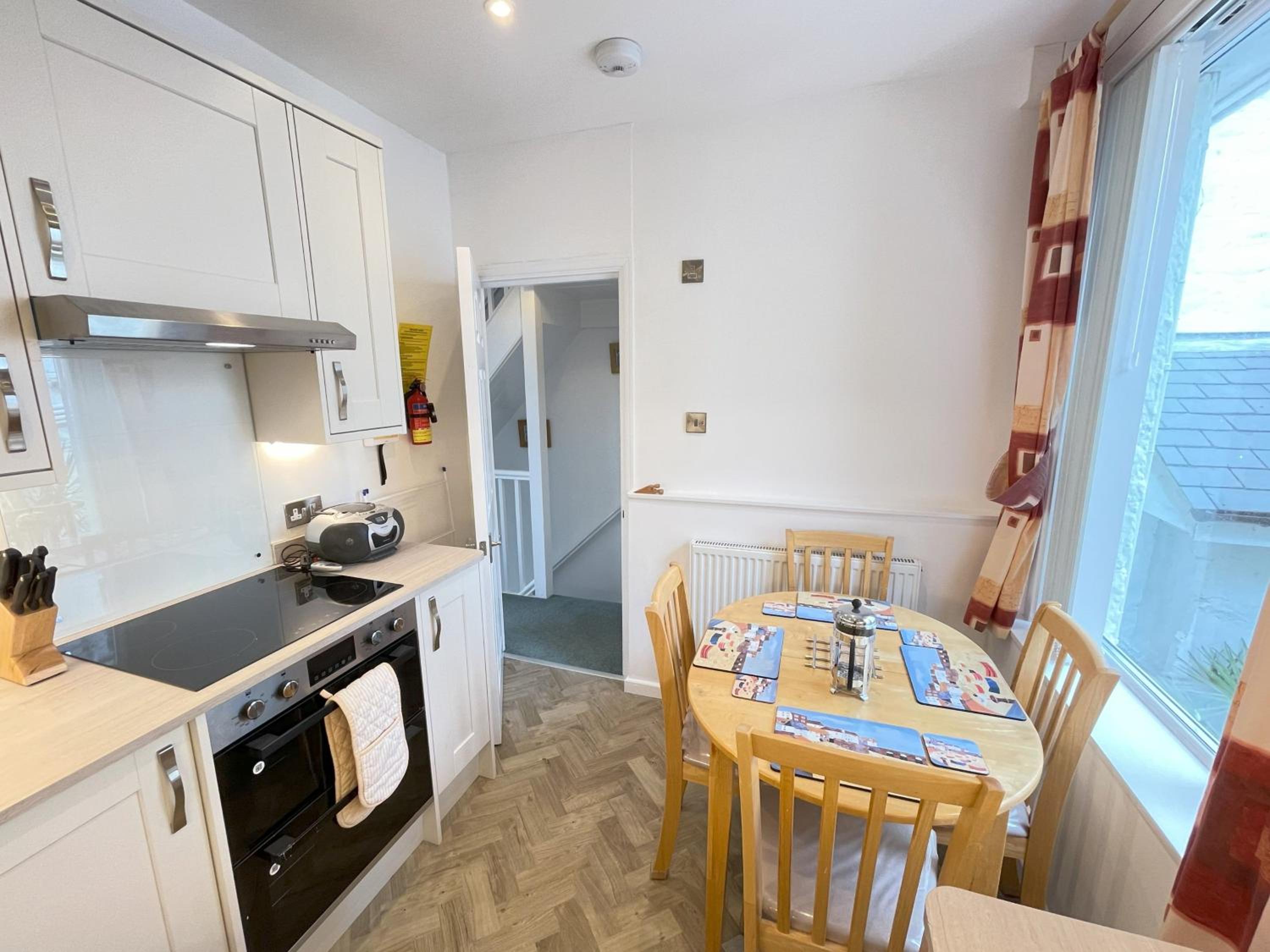 Upper Seaview in the heart of Downalong, Steps from Harbour & Beaches