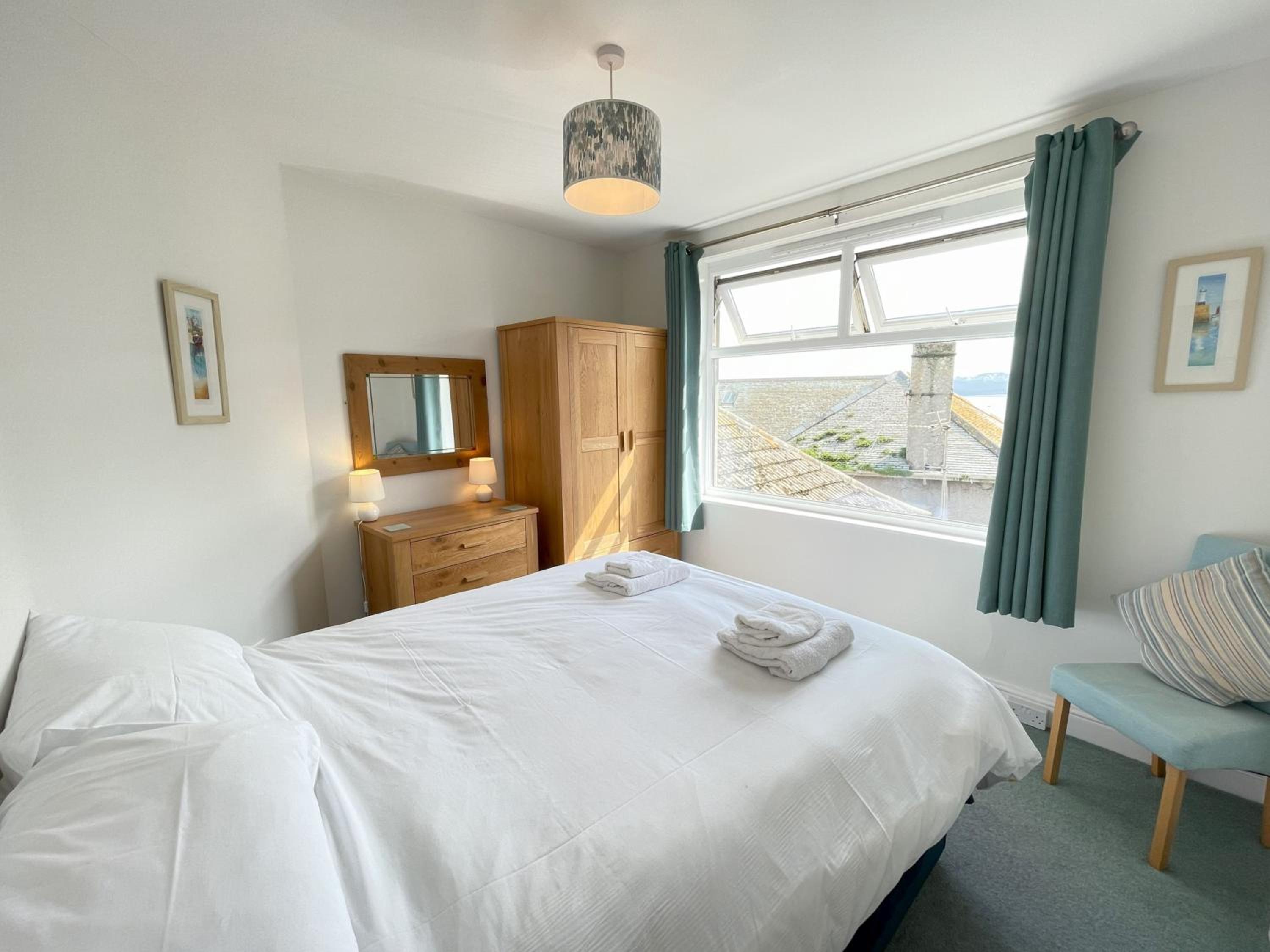 Upper Seaview in the heart of Downalong, Steps from Harbour & Beaches