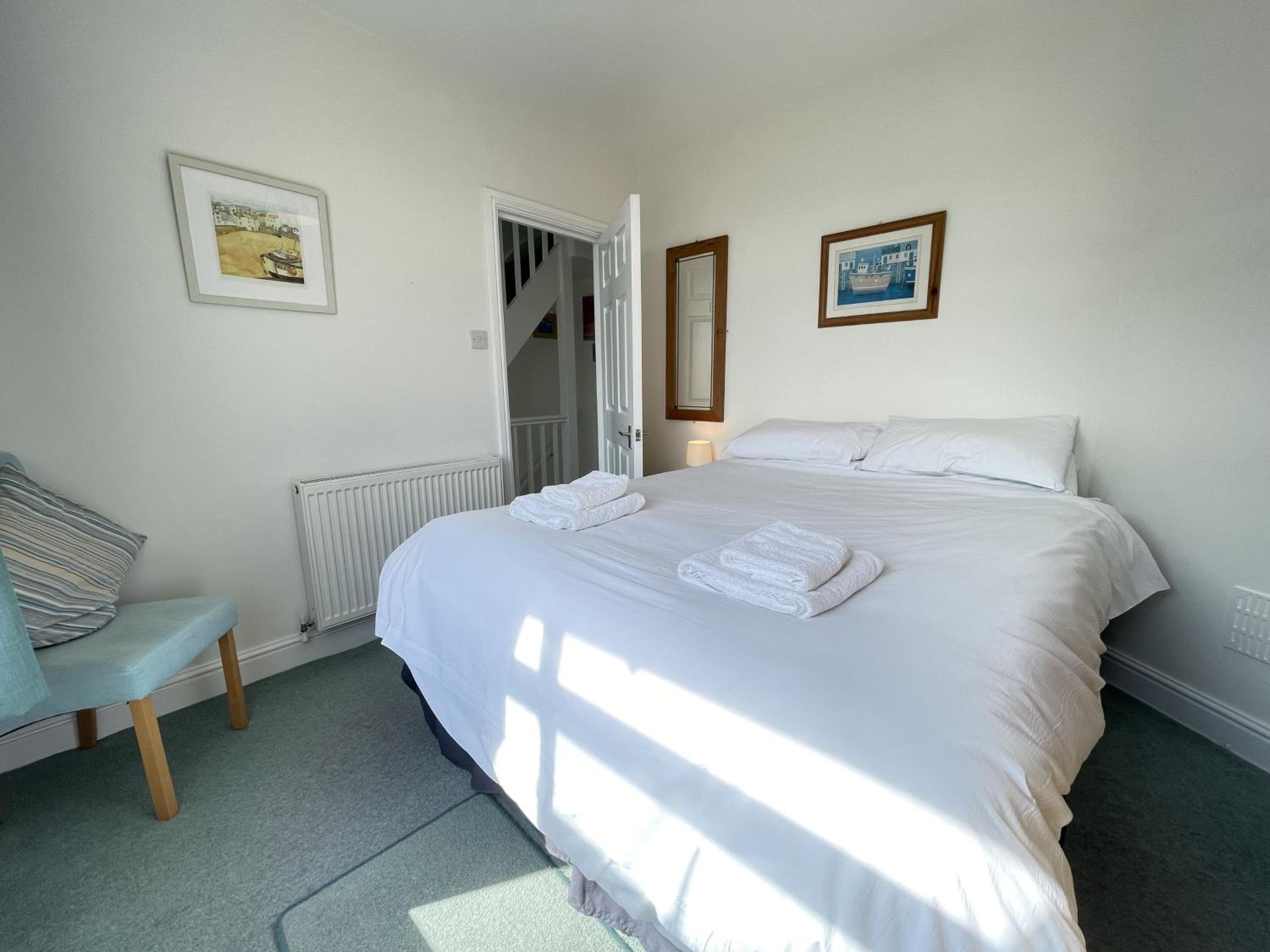 Upper Seaview in the heart of Downalong, Steps from Harbour & Beaches
