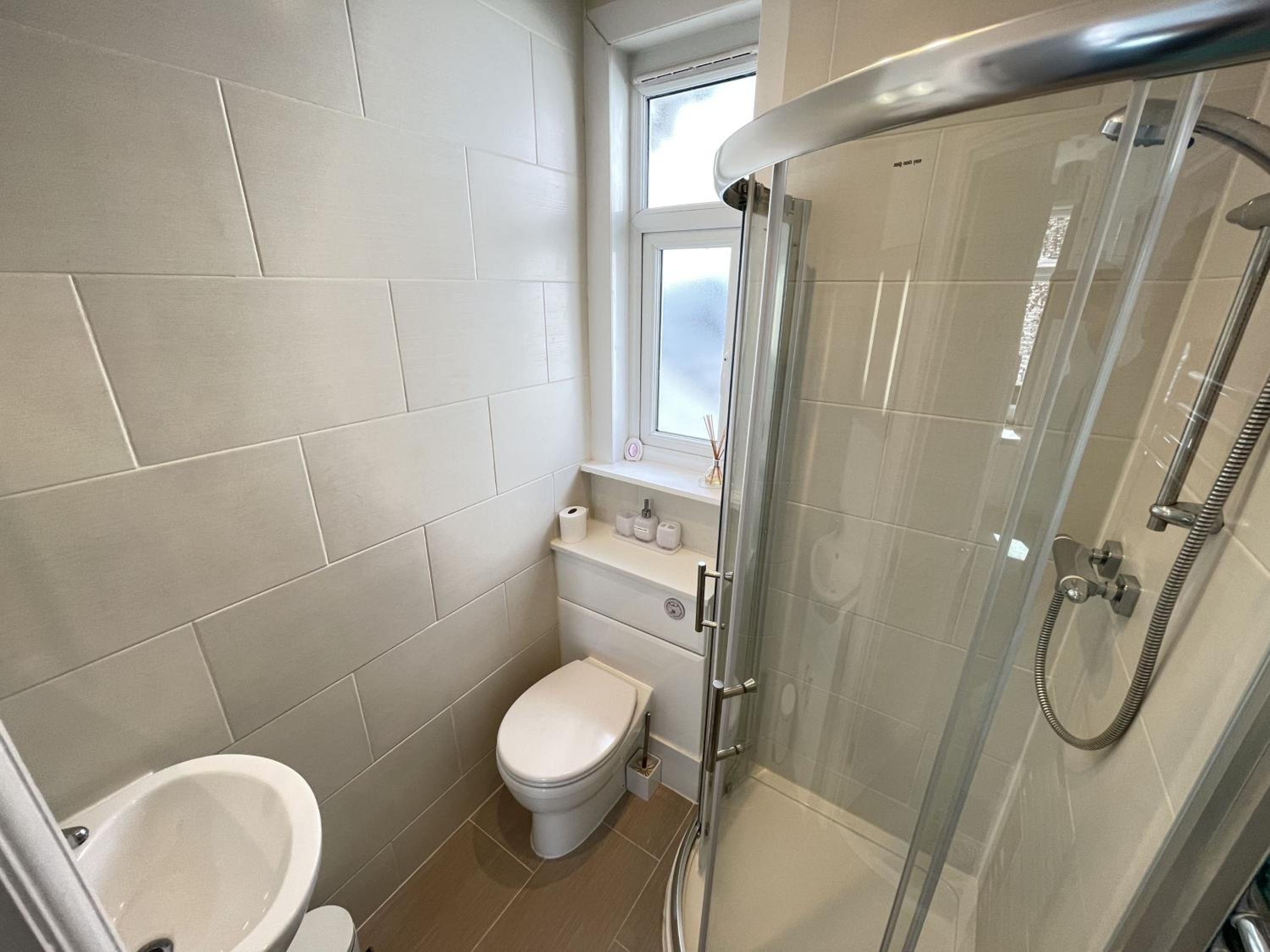 Upper Seaview in the heart of Downalong, Steps from Harbour & Beaches