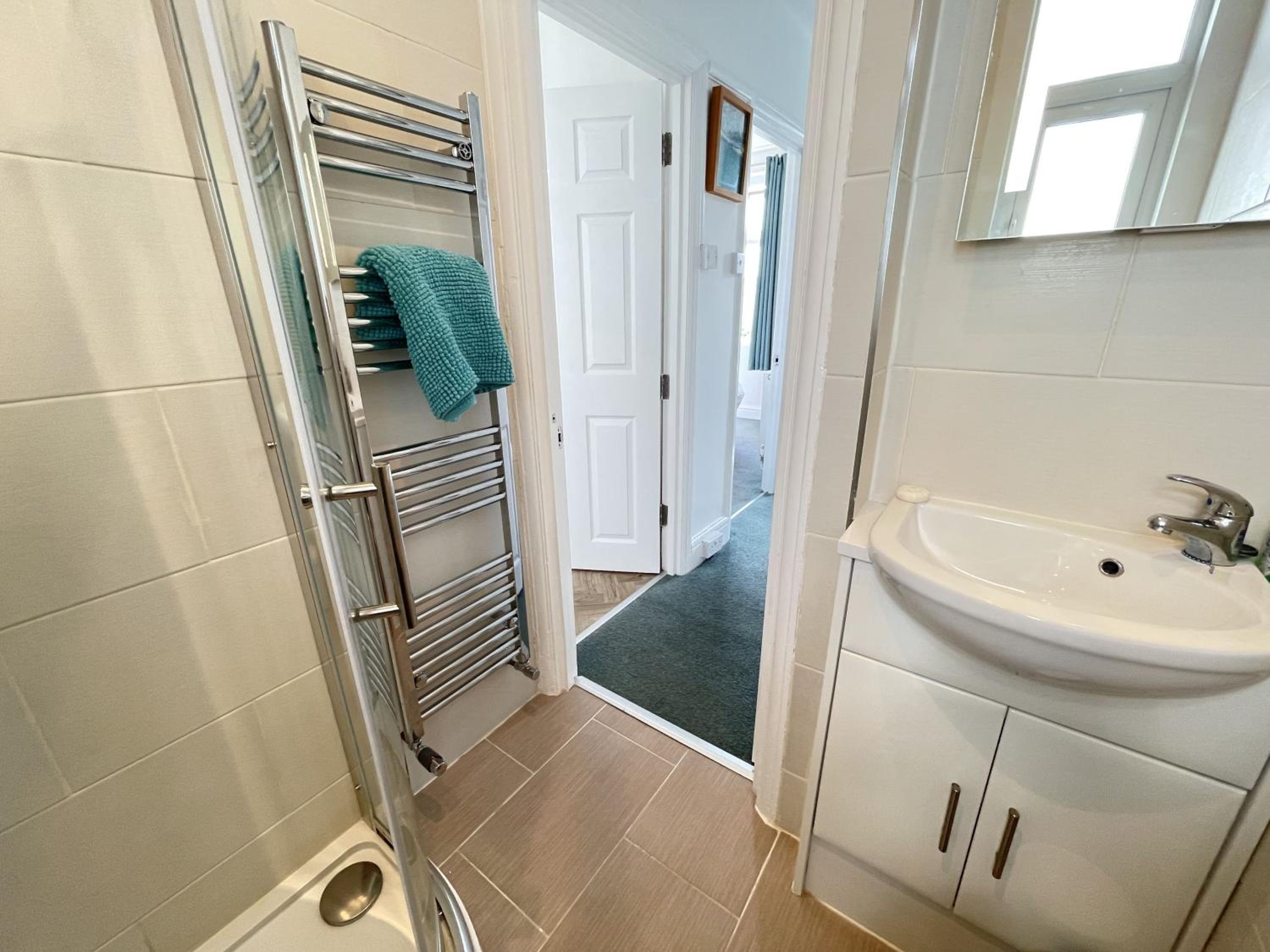 Upper Seaview in the heart of Downalong, Steps from Harbour & Beaches