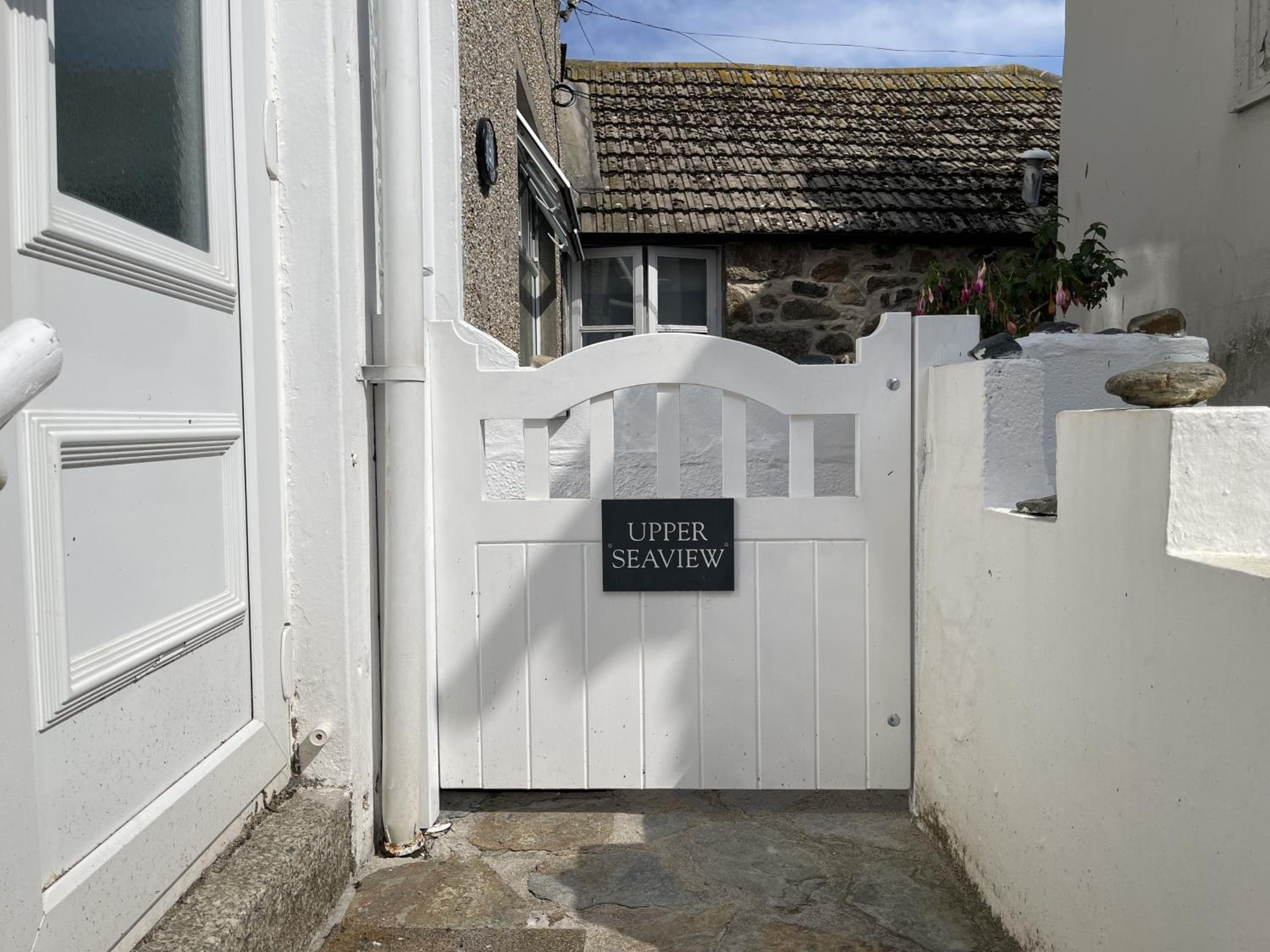 Upper Seaview in the heart of Downalong, Steps from Harbour & Beaches