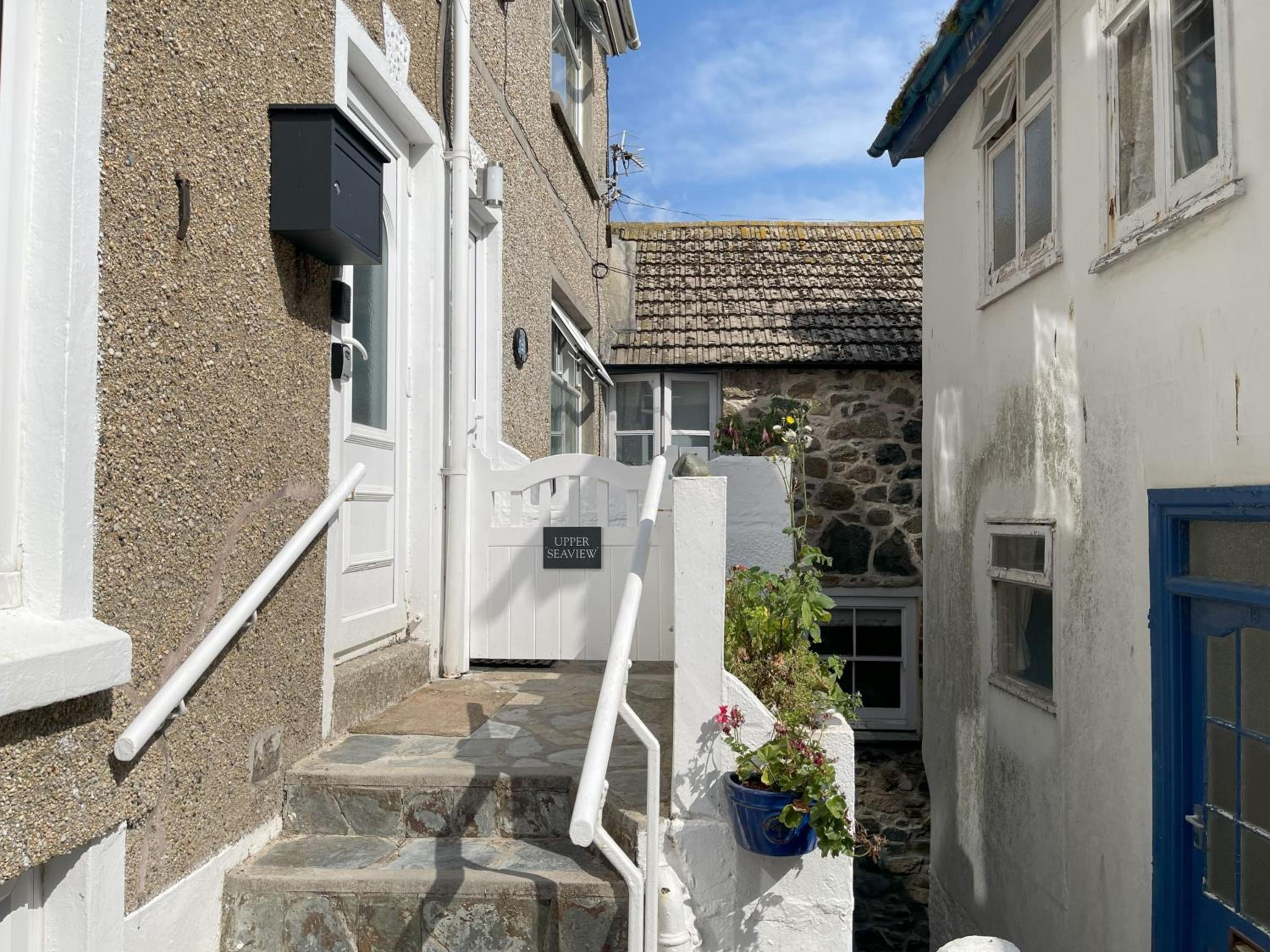 Upper Seaview in the heart of Downalong, Steps from Harbour & Beaches