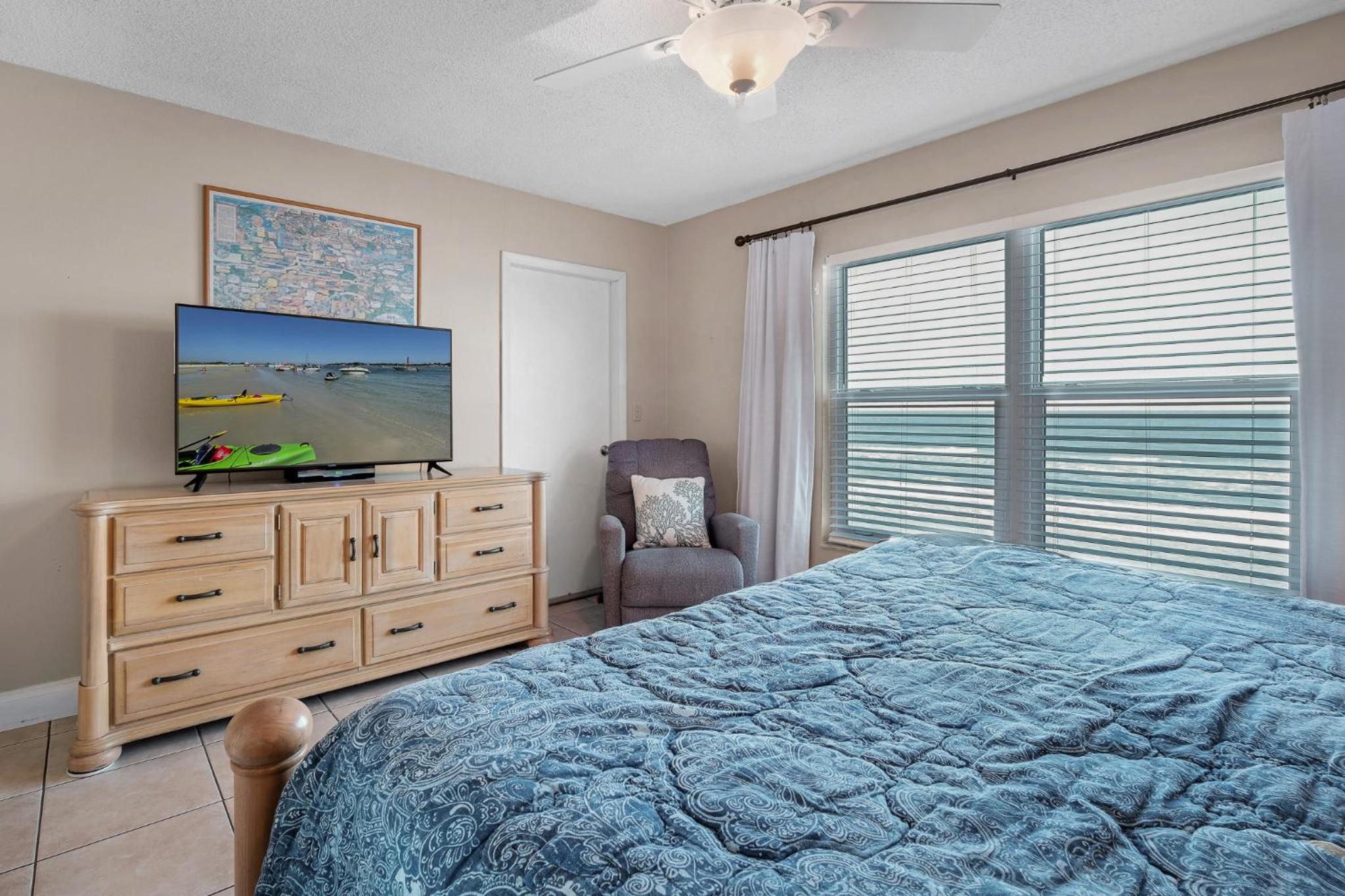 Marvel at the spectacular views from this bright corner condo!