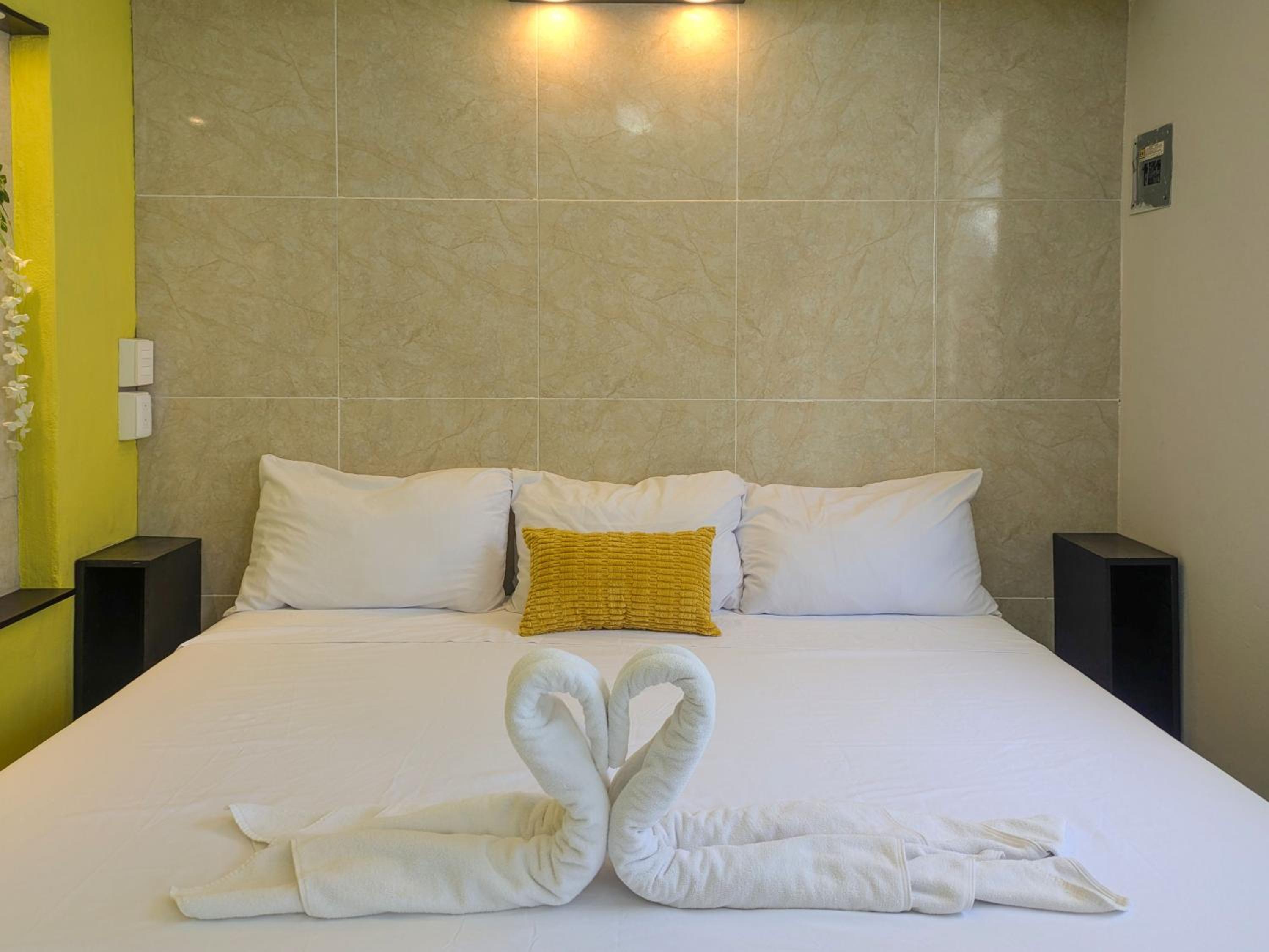2 Spacious Suites King Beds Sleep 8 500m Kid Friendly Beach Kitchen AC Fast WiFi 3B4B