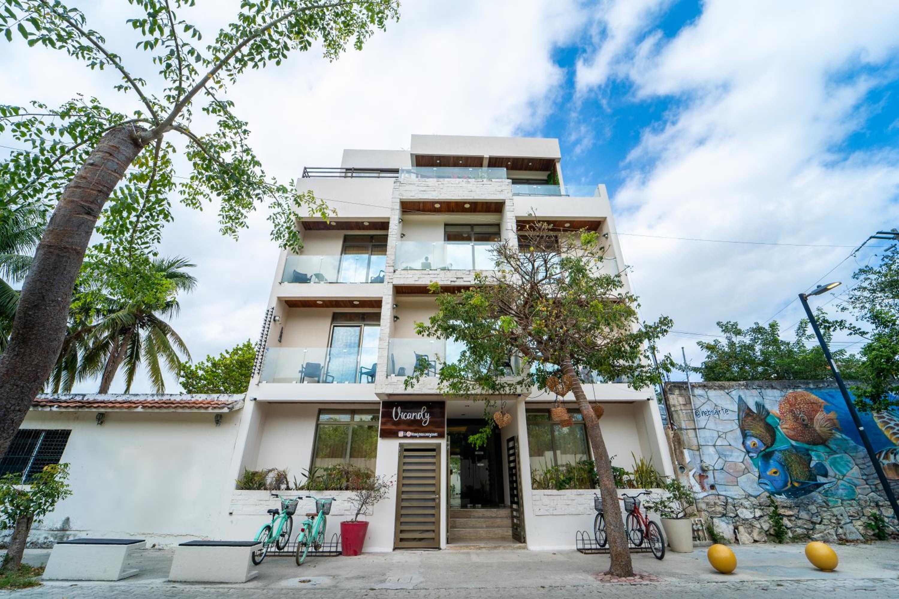 200m to Beach & 5th Ave Cozy & Peaceful Patio Suite AC Fast WiFi Great Value UVA15