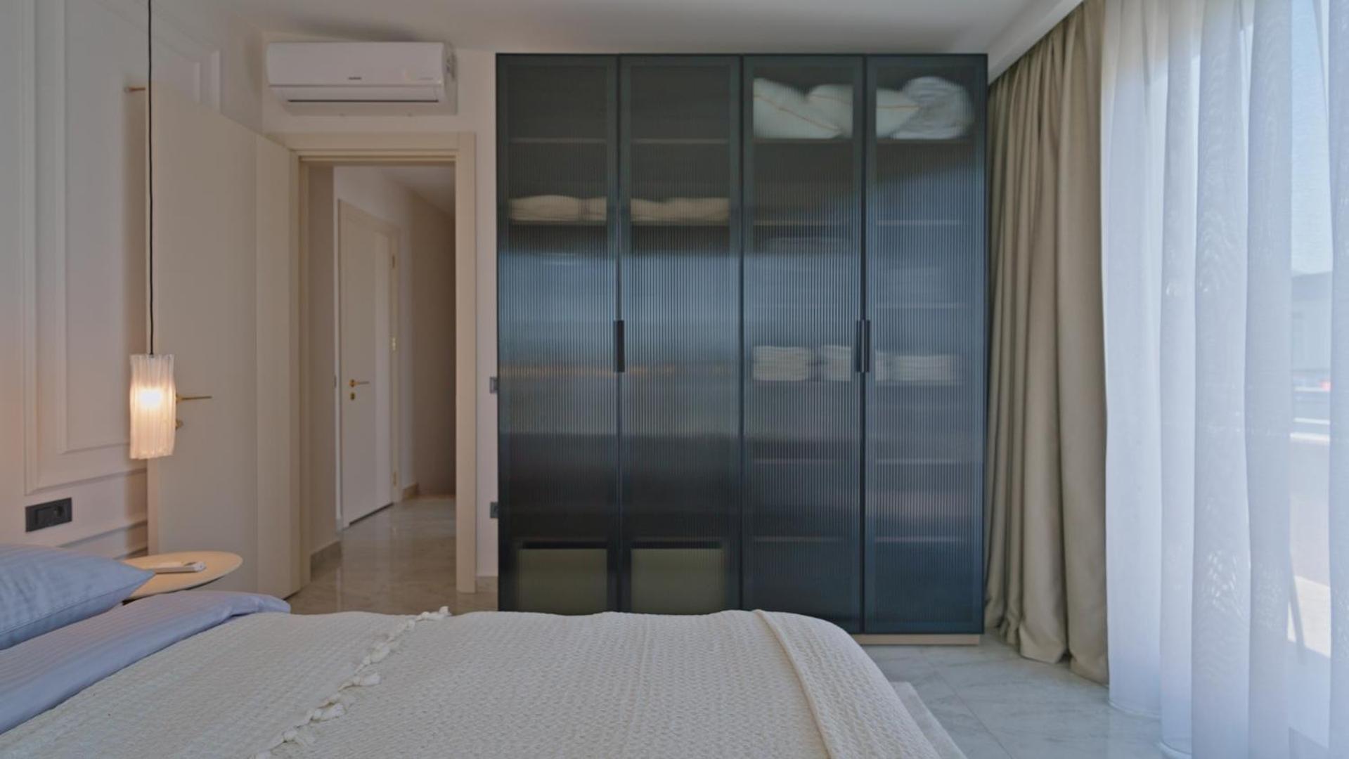 Qoople Legend 37-A40 prime sea location apartment