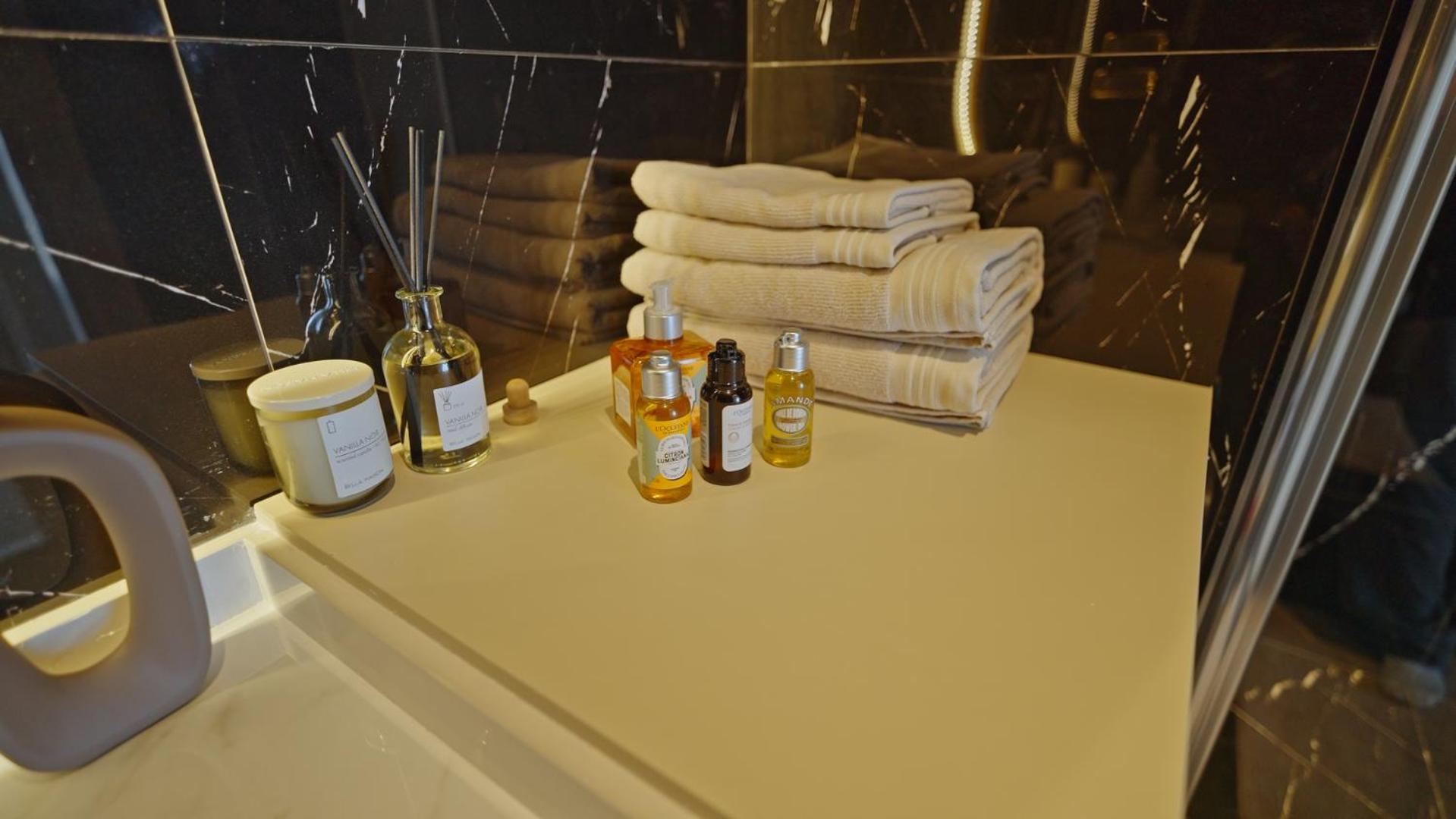 Qoople Legend 37-A40 prime sea location apartment