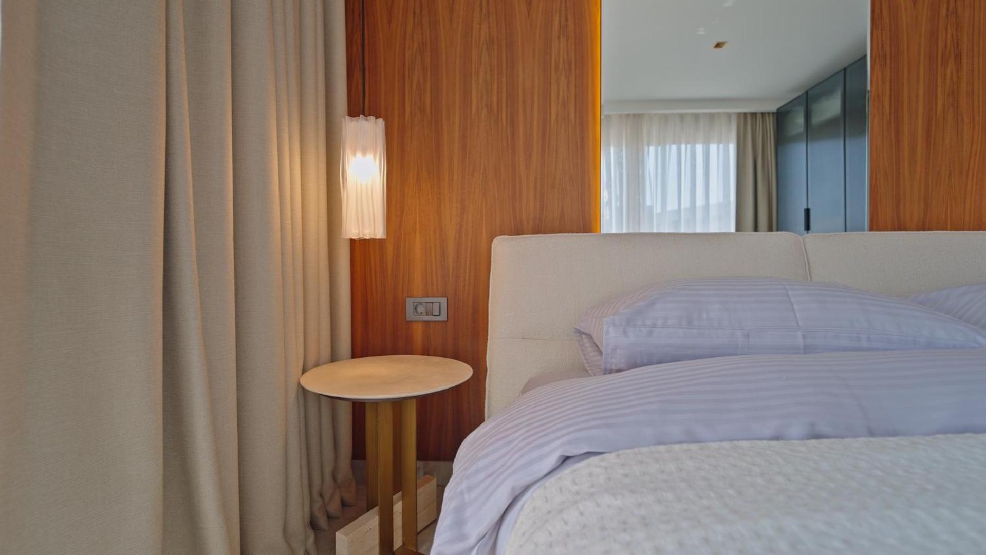 Qoople Legend 37-A40 prime sea location apartment