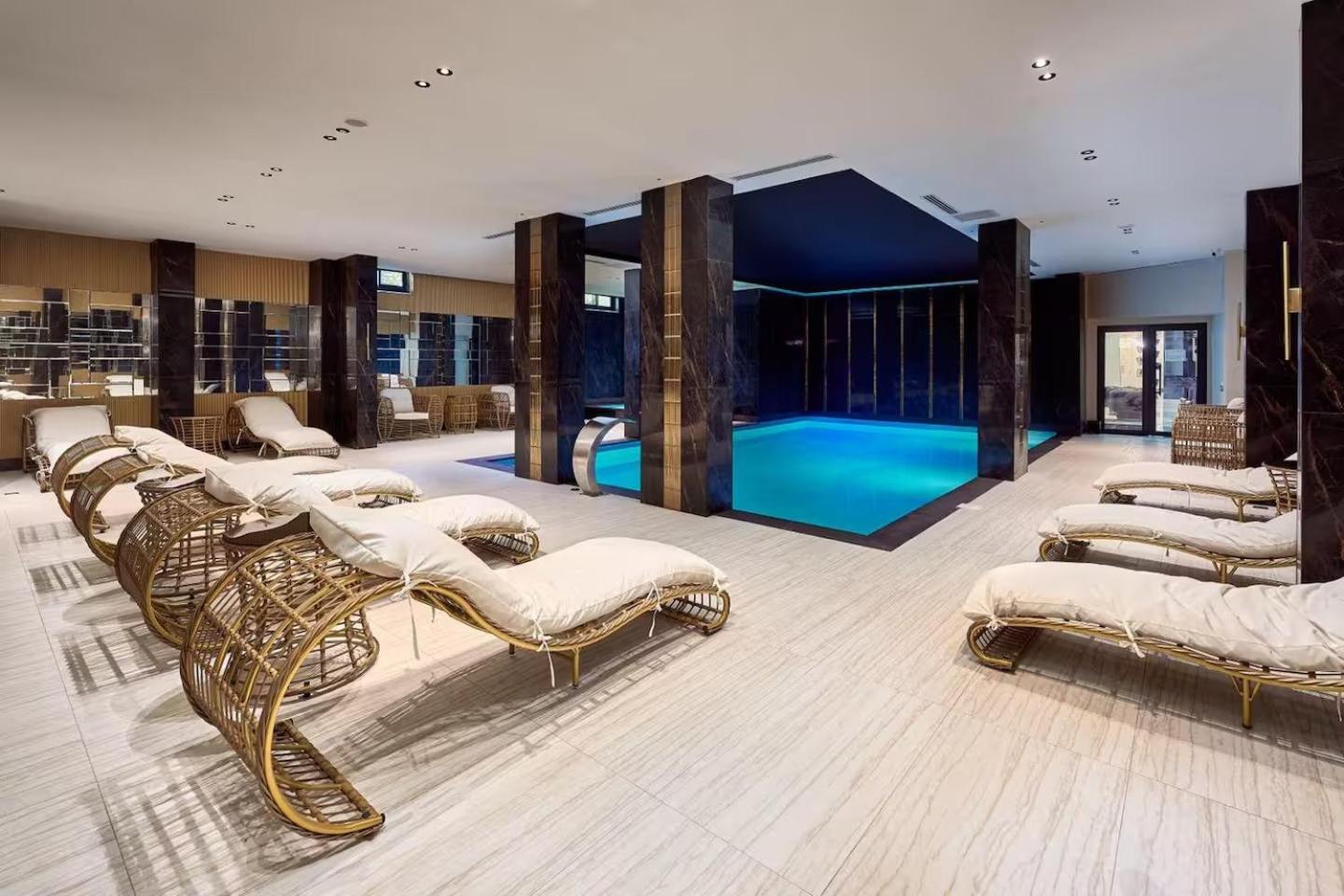 Qoople Legend 37-A40 prime sea location apartment