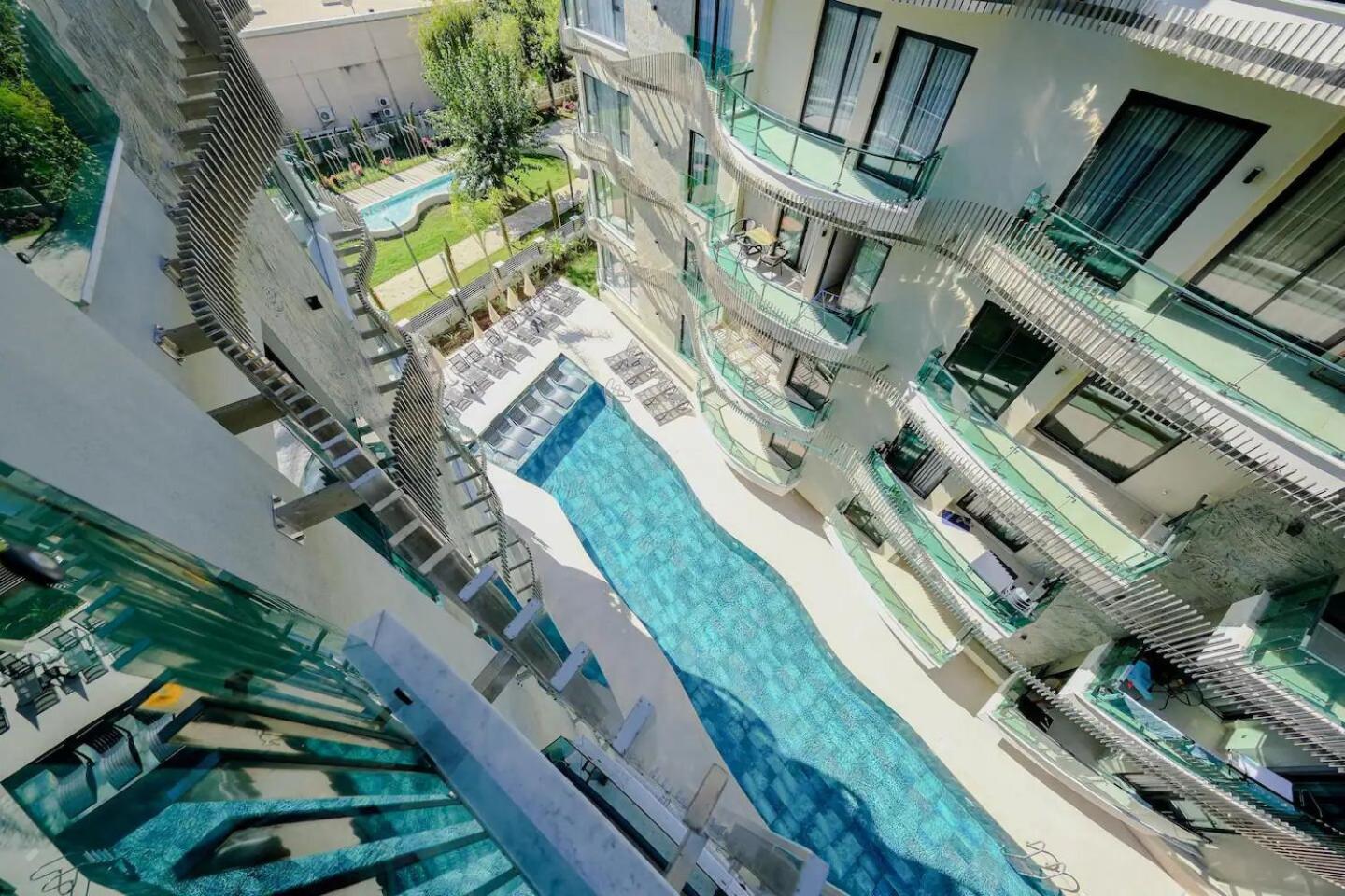 Qoople Legend 37-A40 prime sea location apartment