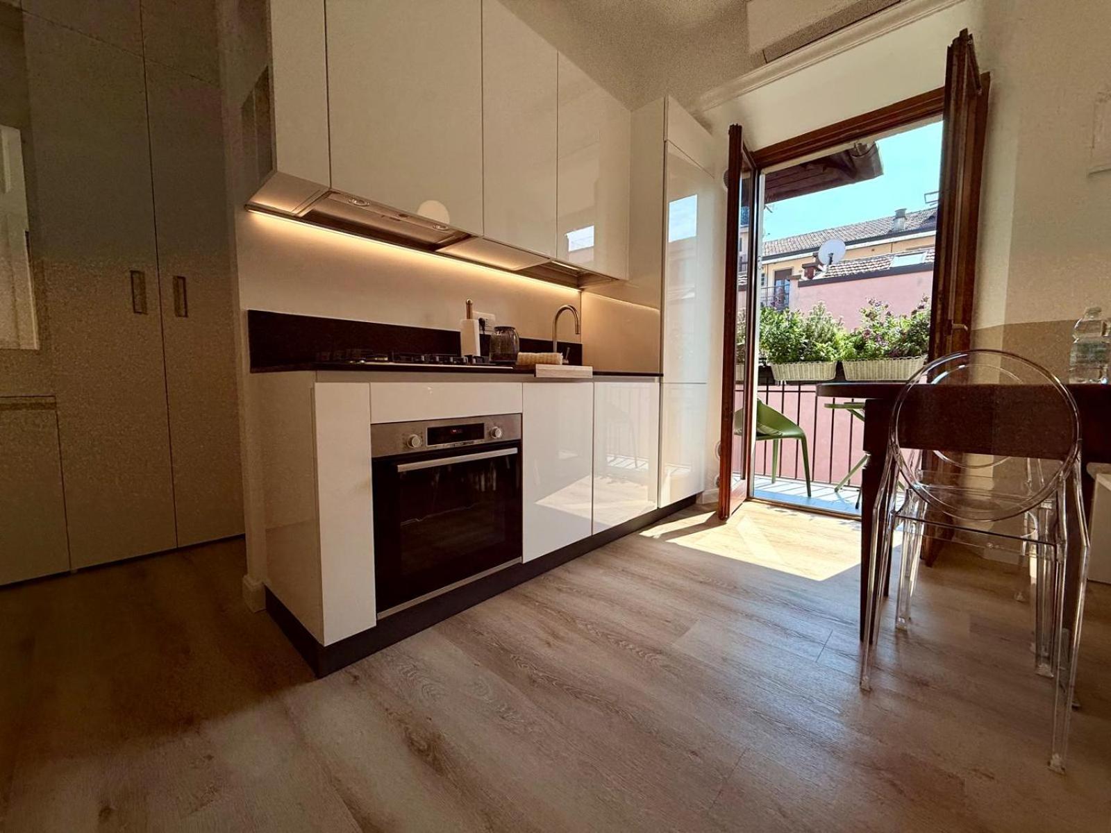 Casa Estia - MiCo, Fiera Milano, CityLife, San Siro, Metro 2 min - Refined Historic Apartment