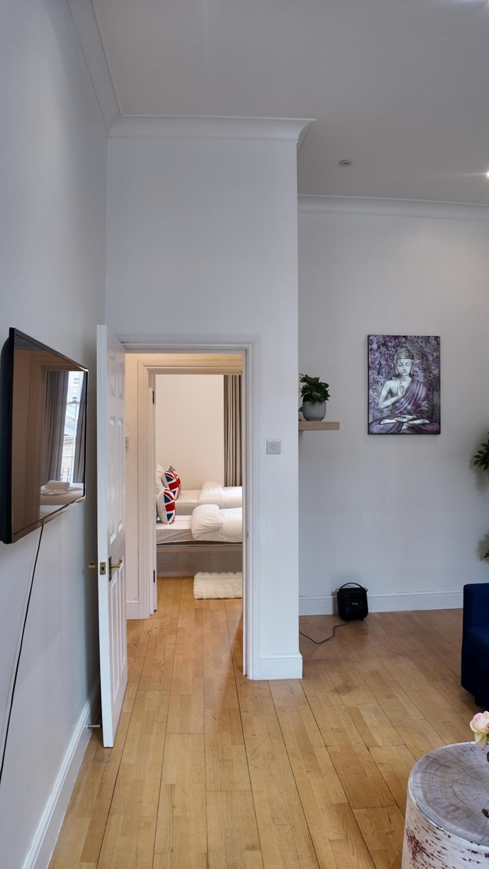Cozy Apartment Sleep 5 in Berkely BK3