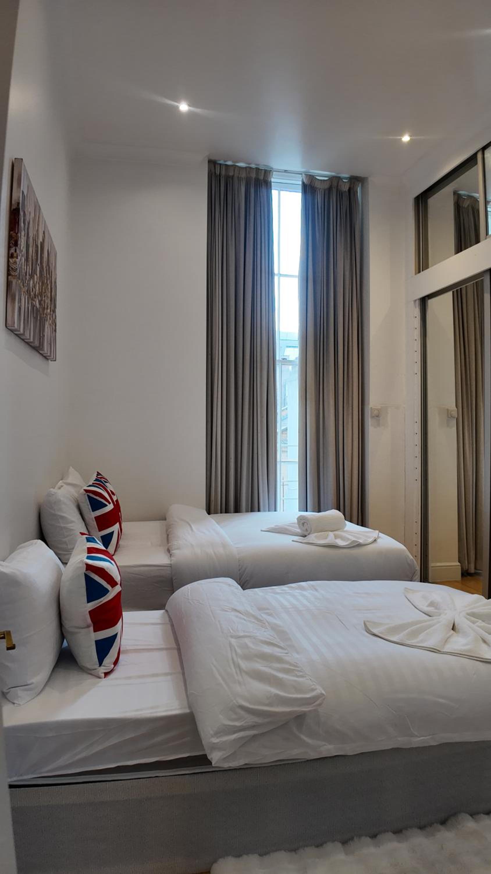 Cozy Apartment Sleep 5 in Berkely BK3